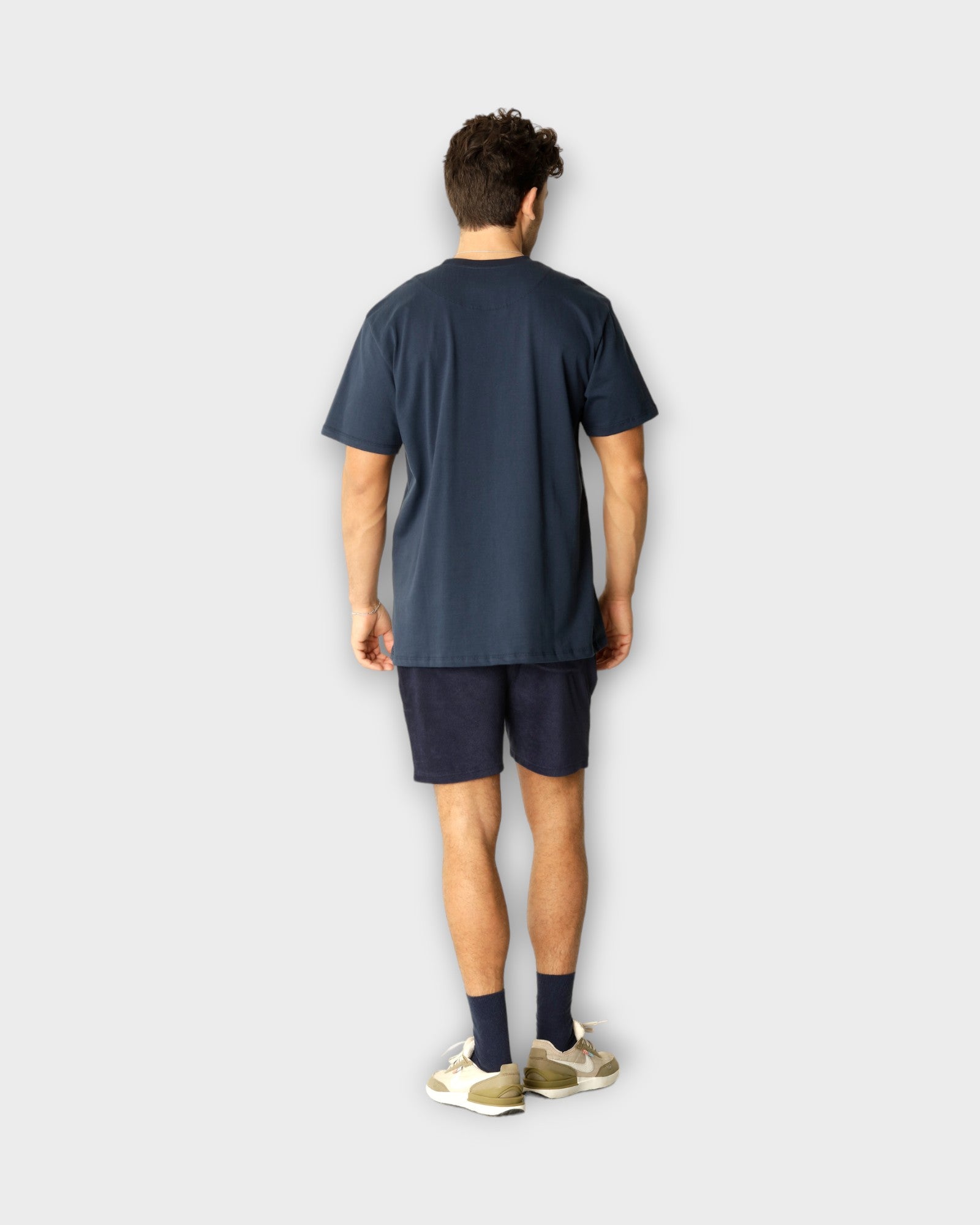 Cohen Organic Tee Navy fra Clean Cut Copenhagen. Mørkeblå T-shirt til mænd i regular fit. Her set på model bagfra.