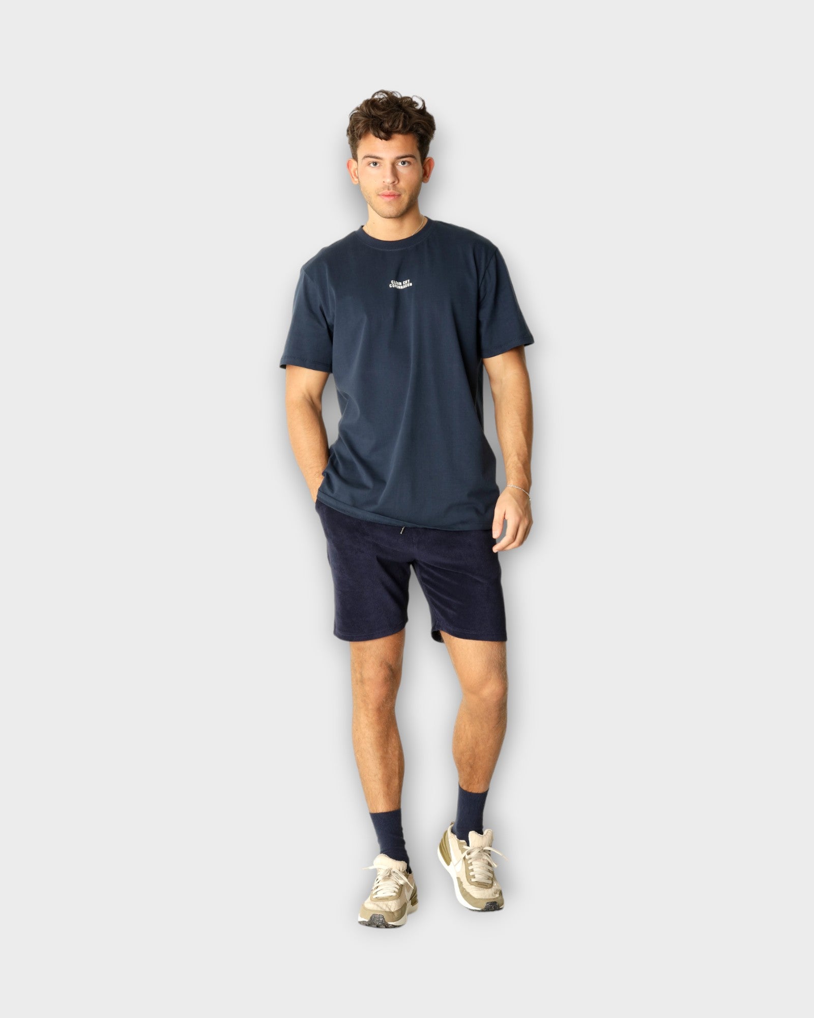 Cohen Organic Tee Navy fra Clean Cut Copenhagen. Mørkeblå T-shirt til mænd i regular fit. Her set på model forfra.