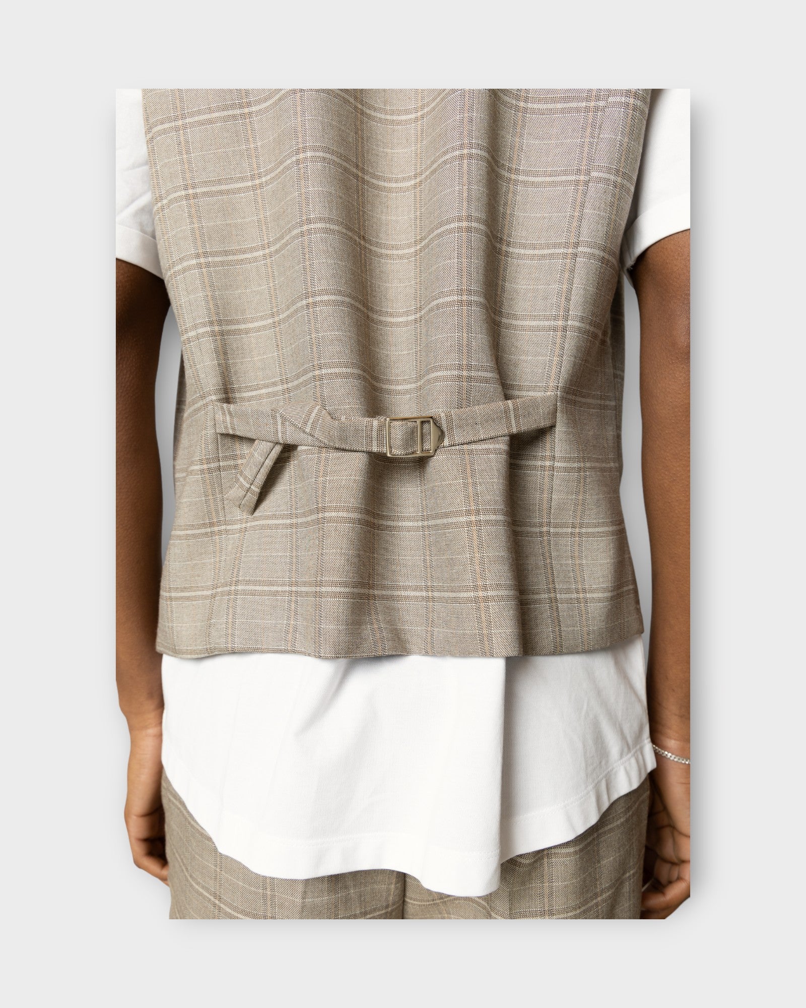 Storm XO Waistcoat Brown Check fra Clean Cut Copenhagen. Brun ternet herre habit vest. Her set  i closeup bagfra.