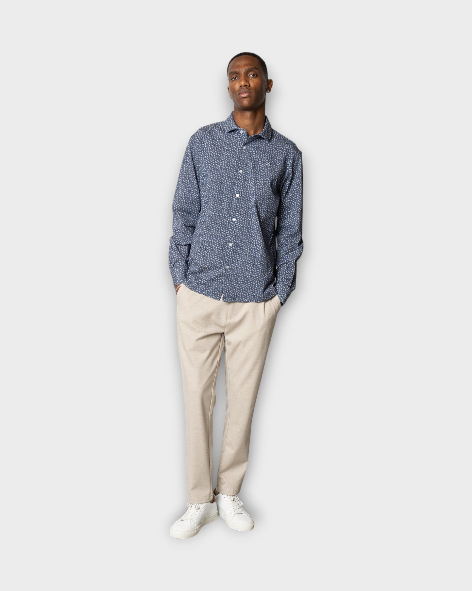 Clean Formal Aop Stretch Shirt Ls Navy Col 1 fra Clean Cut Copenhagen. Her set på model forfra.