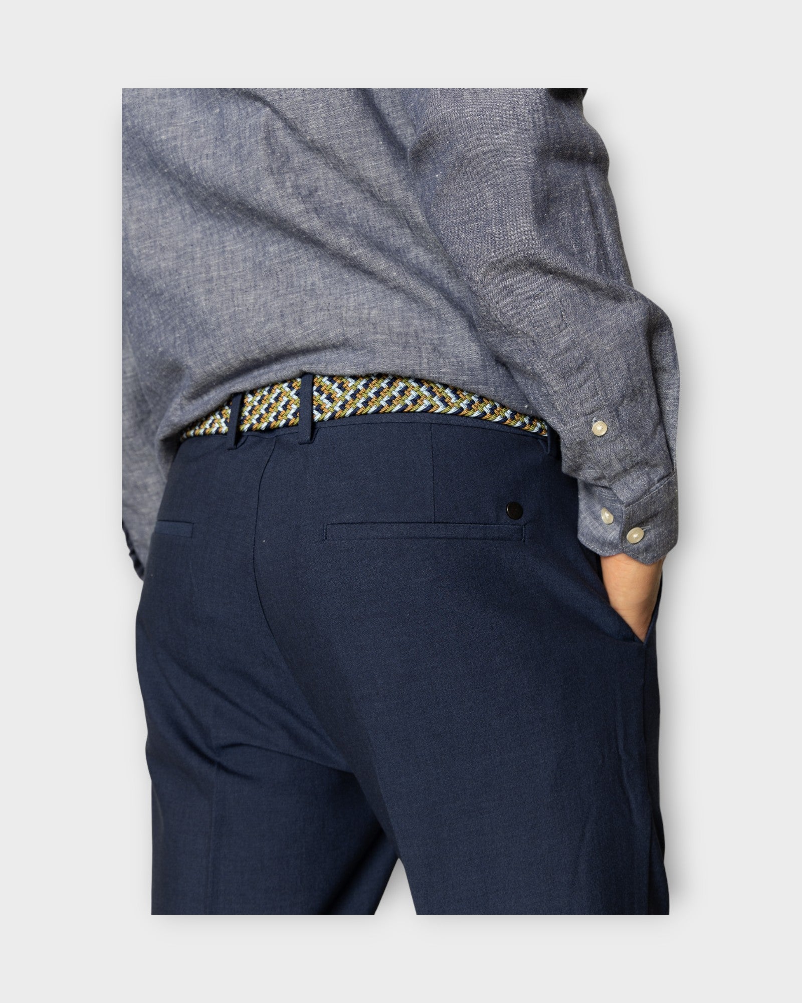 Copenhagen XO Louis Pants Mid Blue. Blå jakkesæts bukser fra Clean Cut Copenhagen til mænd. Her set på i closeup bagfra.