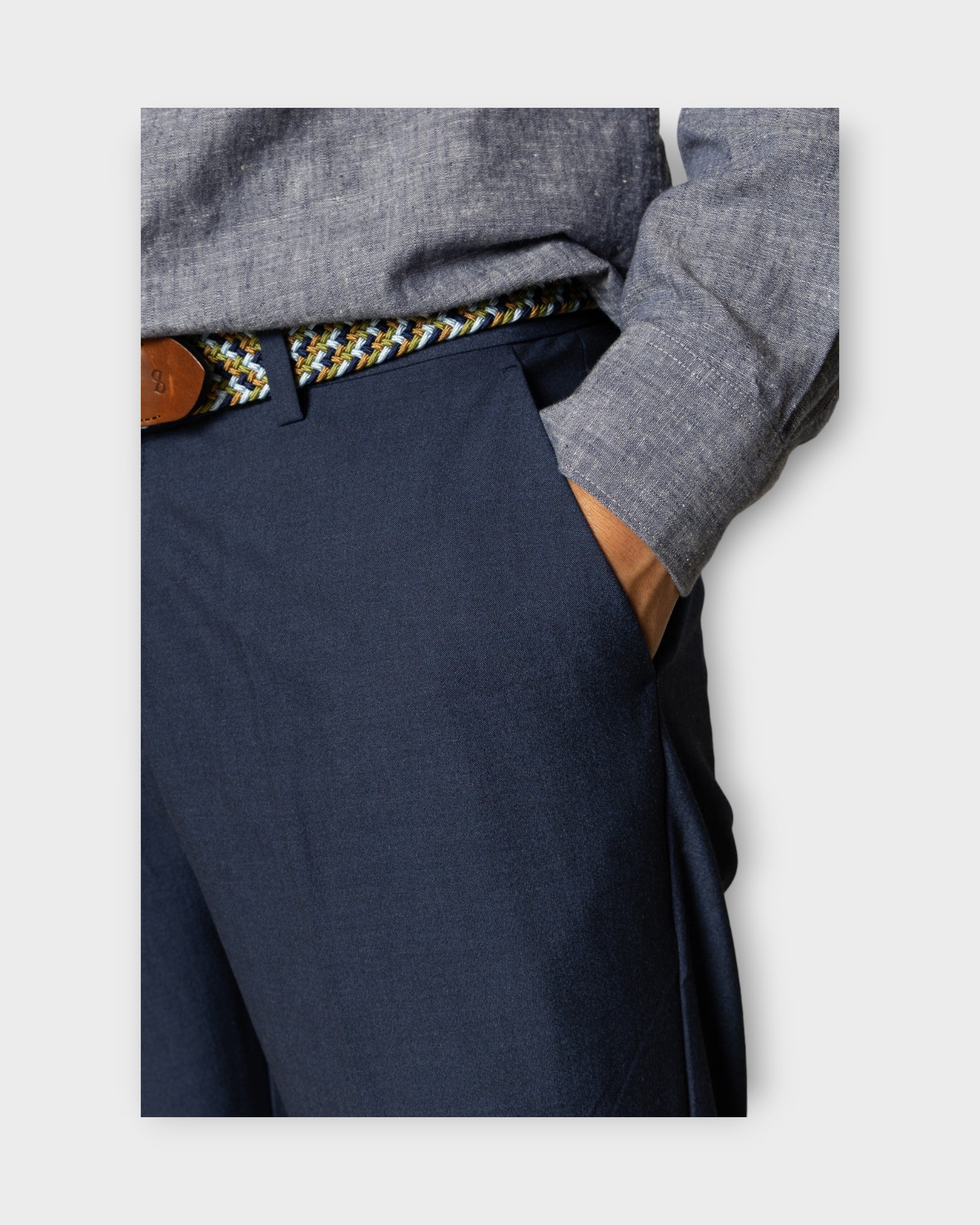 Copenhagen XO Louis Pants Mid Blue. Blå jakkesæts bukser fra Clean Cut Copenhagen til mænd. Her set i closeup forfra.