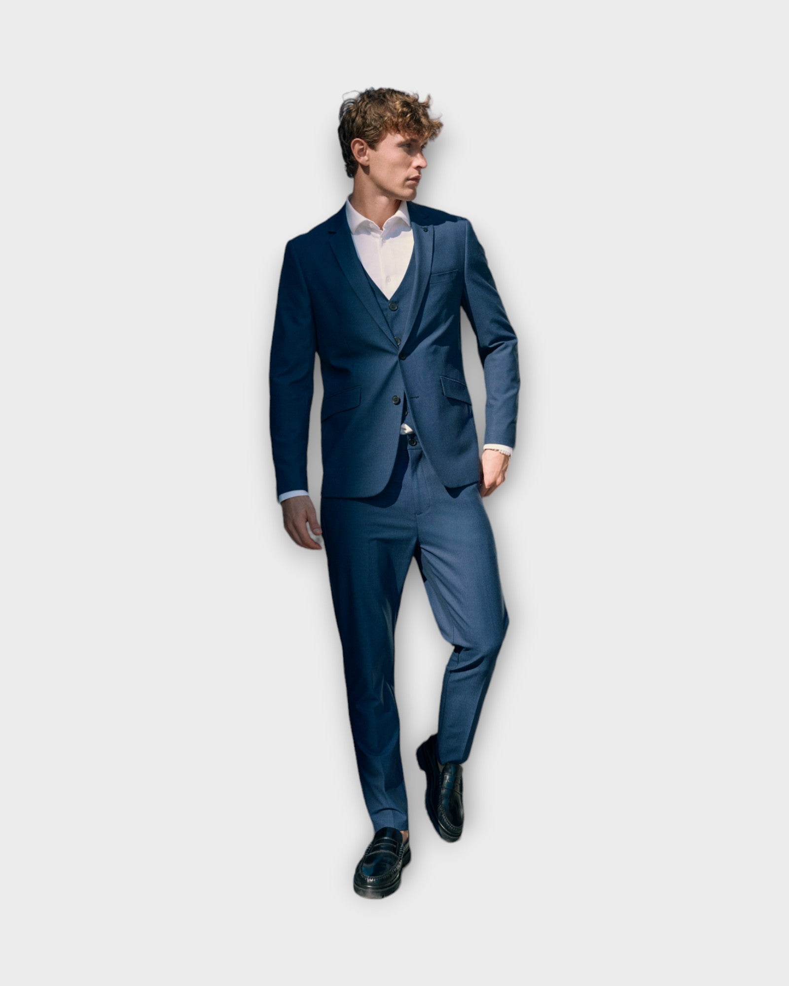 Copenhagen XO Louis Pants Mid Blue. Blå jakkesæts bukser fra Clean Cut Copenhagen til mænd. Her set på model forfra.