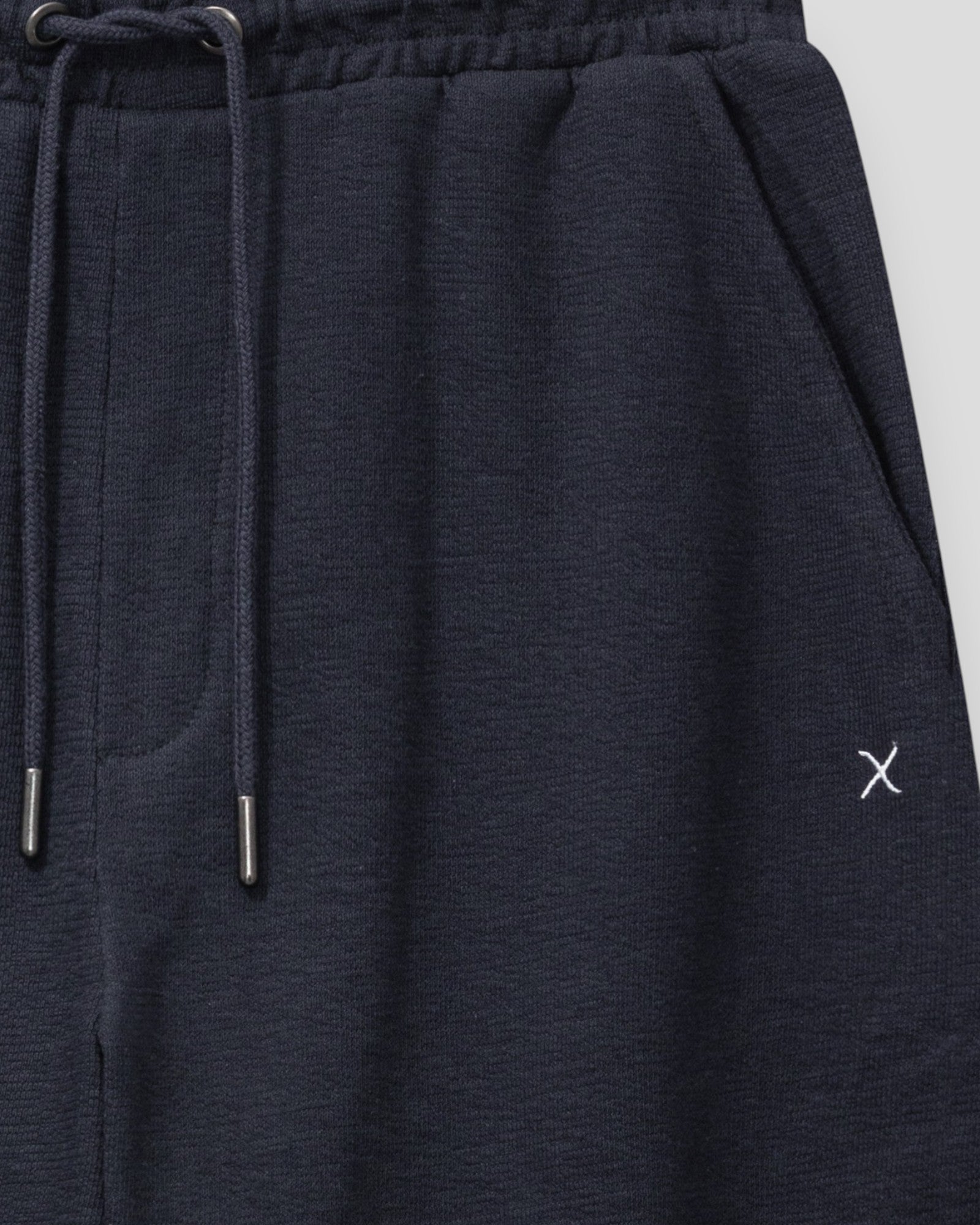 Mørkeblå Calton strukturerede shorts fra Clean Cut Copenhagen, vises med fokus på pasform og materiale.