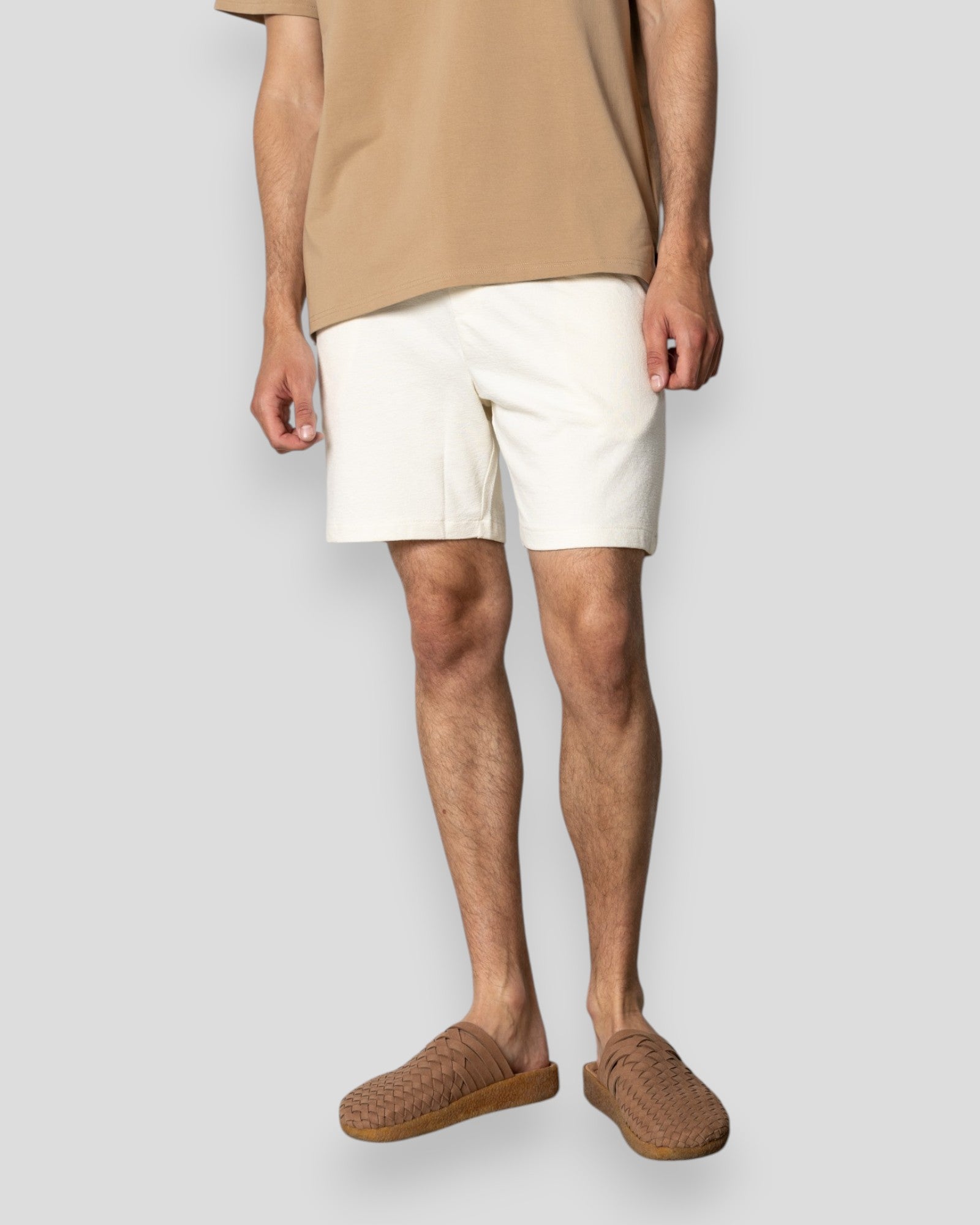 Ecru strukturerede shorts fra Clean Cut Copenhagen, vises med fokus på pasform og tekstur.
