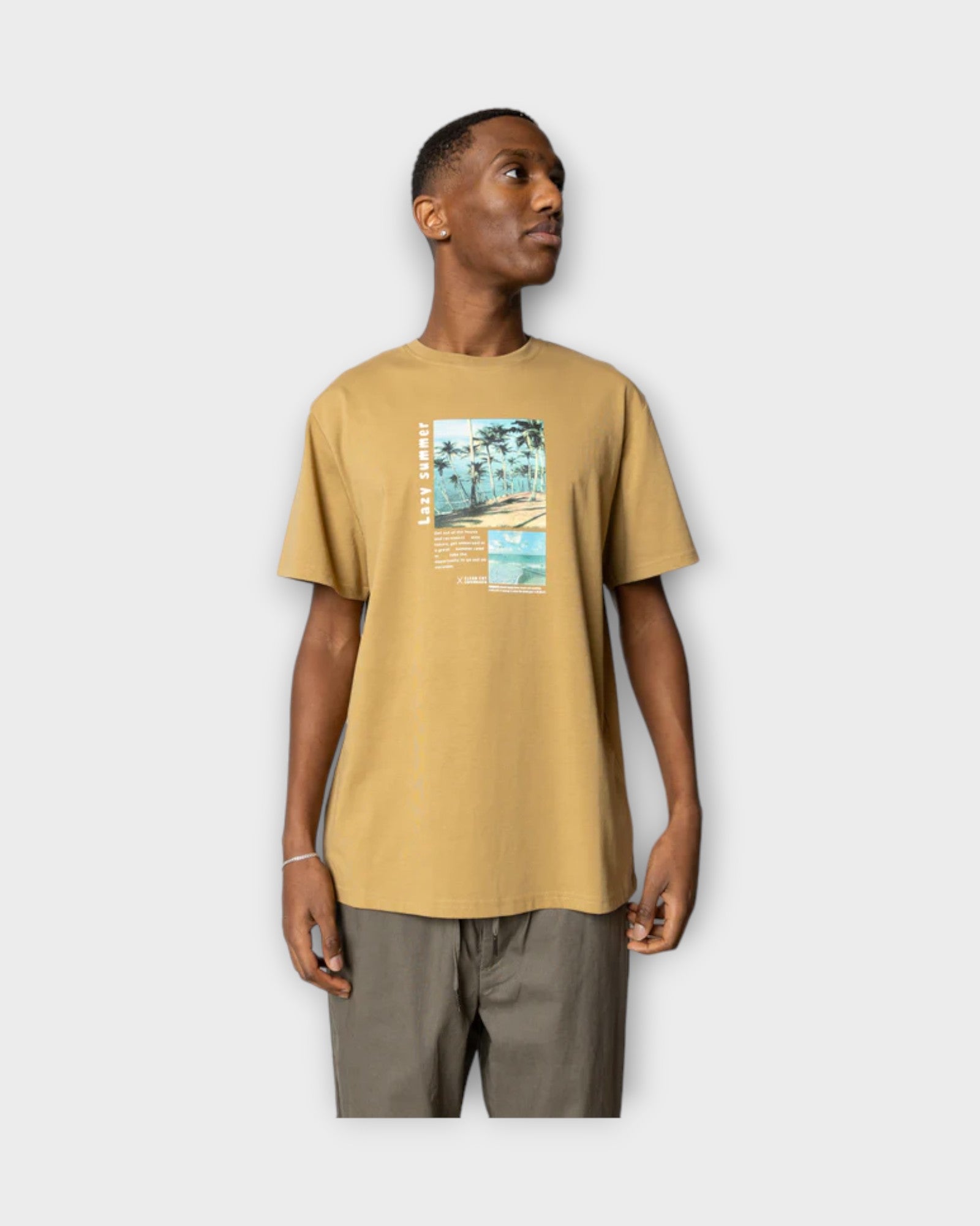Keaton Organic Tee Dark Khaki fra Clean Cut Copenhagen. Printet T-shirt til mænd. Her set på model i closeup.