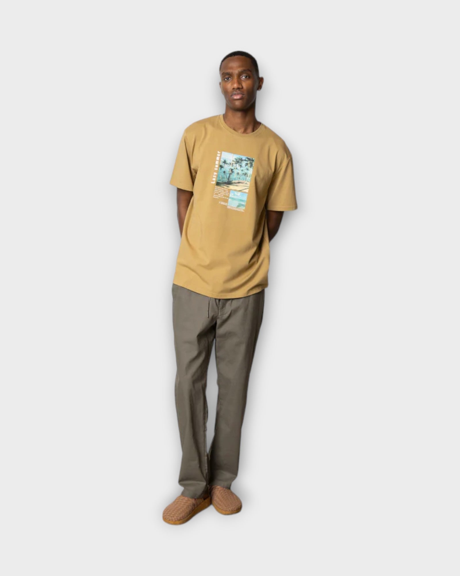 Keaton Organic Tee Dark Khaki fra Clean Cut Copenhagen. Printet T-shirt til mænd. Her set på model forfra.
