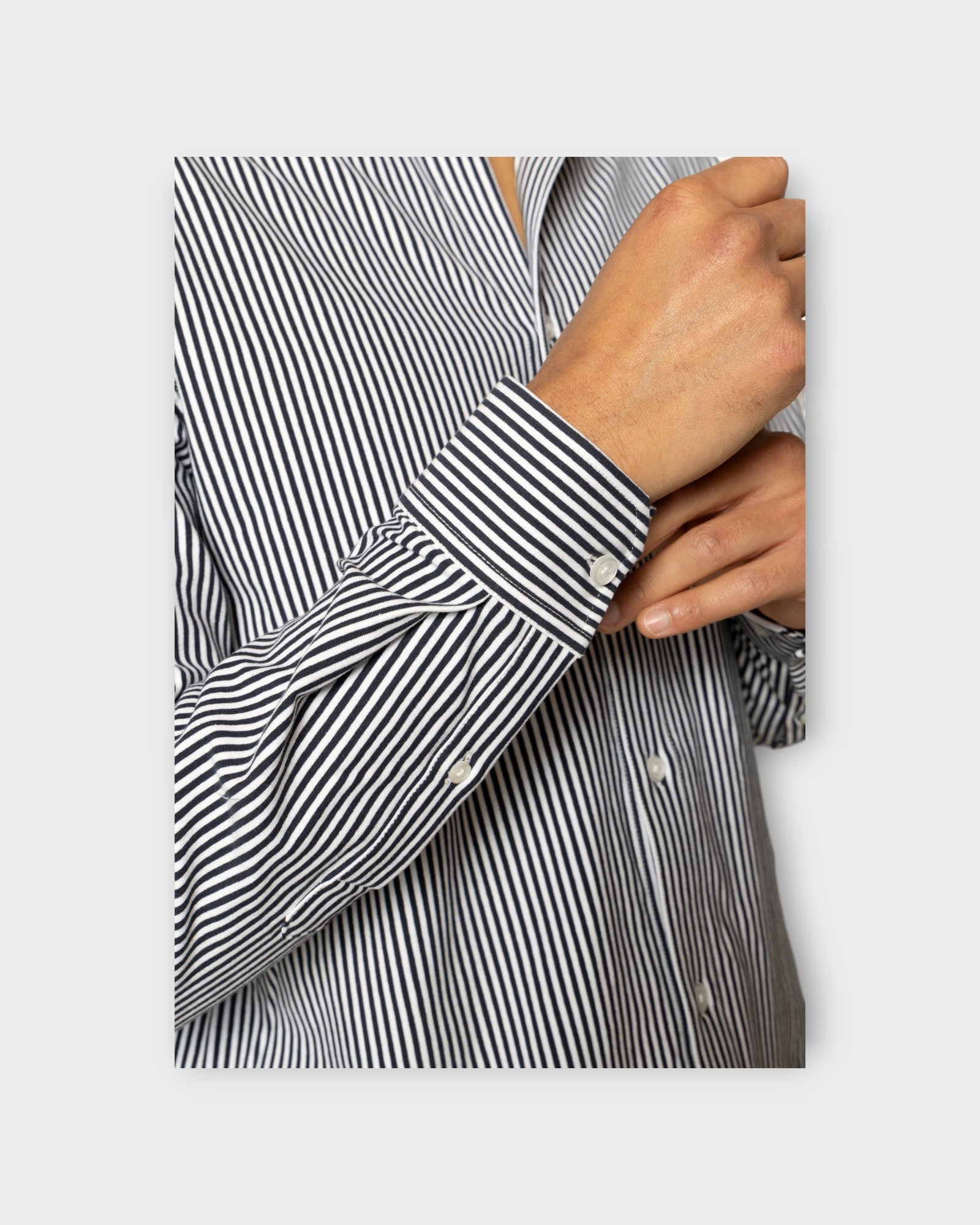 Clean Formal Stretch Stripe Shirt L/S Navy White Stripe. Stribet stretch herre skjorte fra Clean Cut Copenhagen. Her set i closeup.