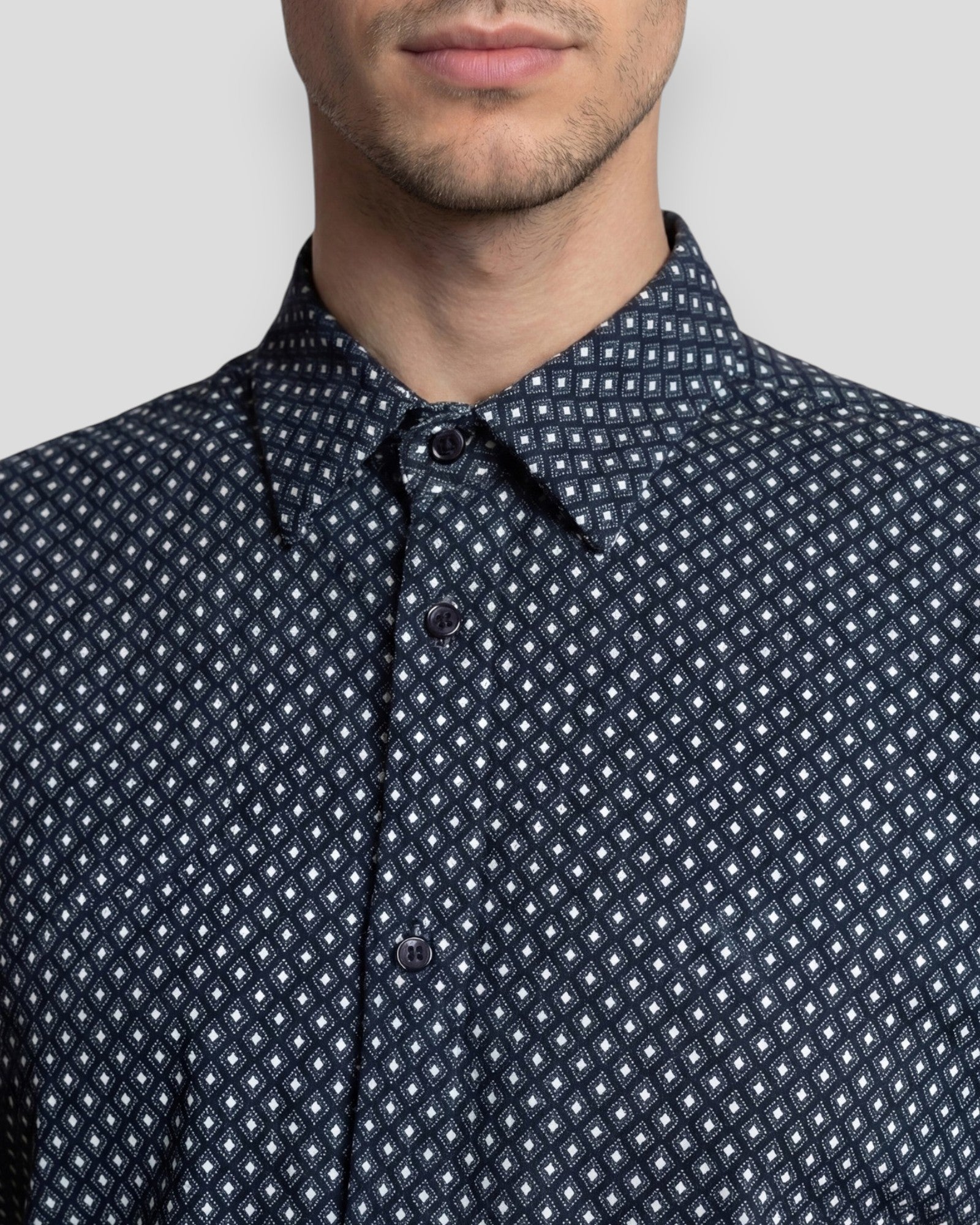 Navy and ecru stretch formal shirt by Clean Cut Copenhagen, featuring a modern AOP pattern and tailored fit.