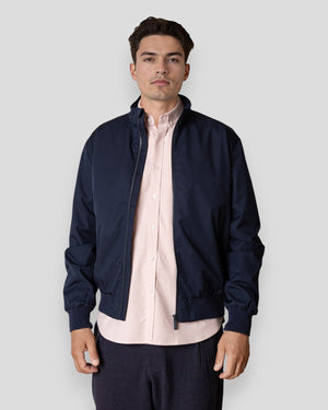 Navy Adam Jakke fra Clean Cut Copenhagen, letvægtsjakke med moderne pasform og synlige lynlåse, vist på modellen.