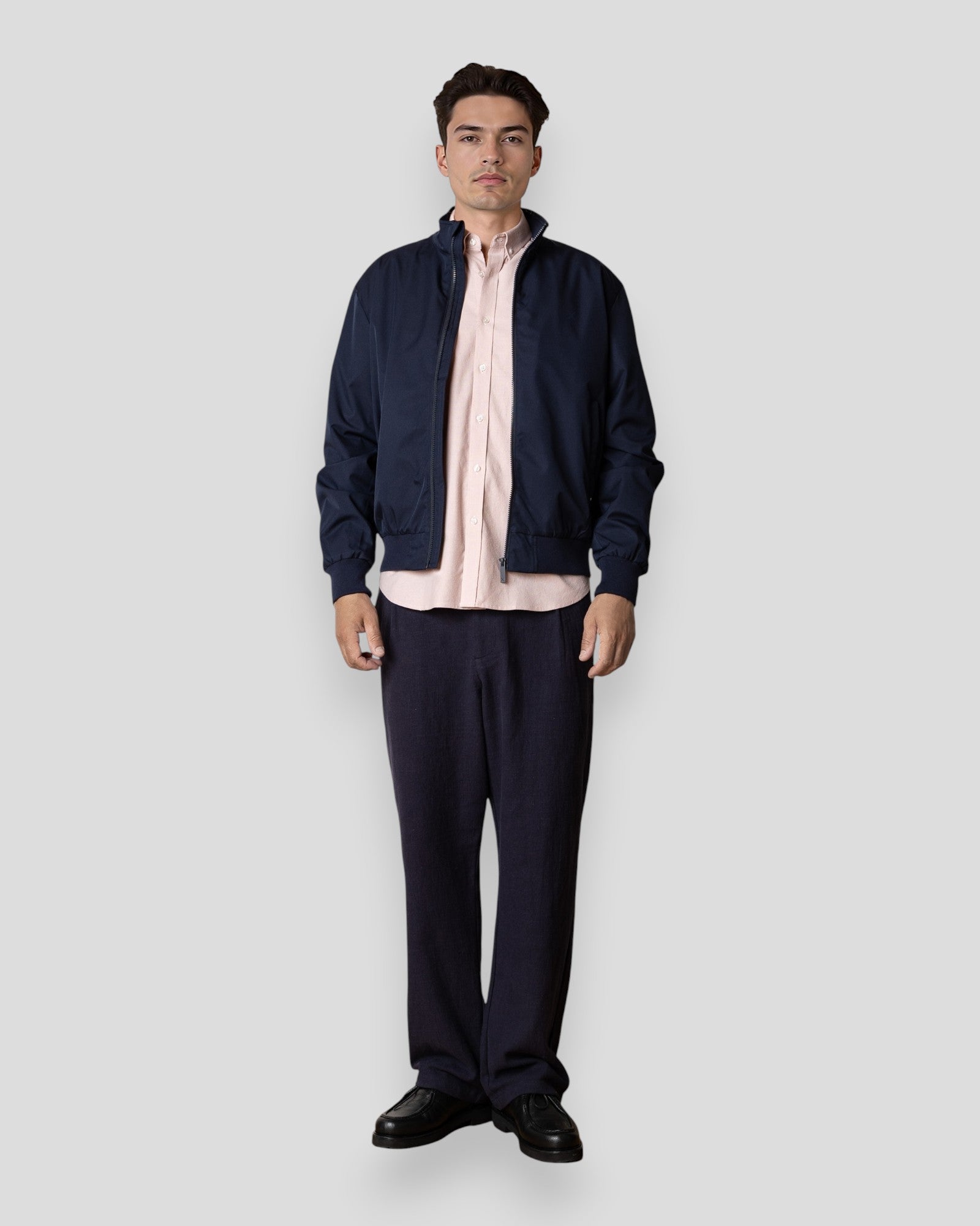 Navy Adam jakke fra Clean Cut Copenhagen med klassisk snit og syninger, vist på en model.