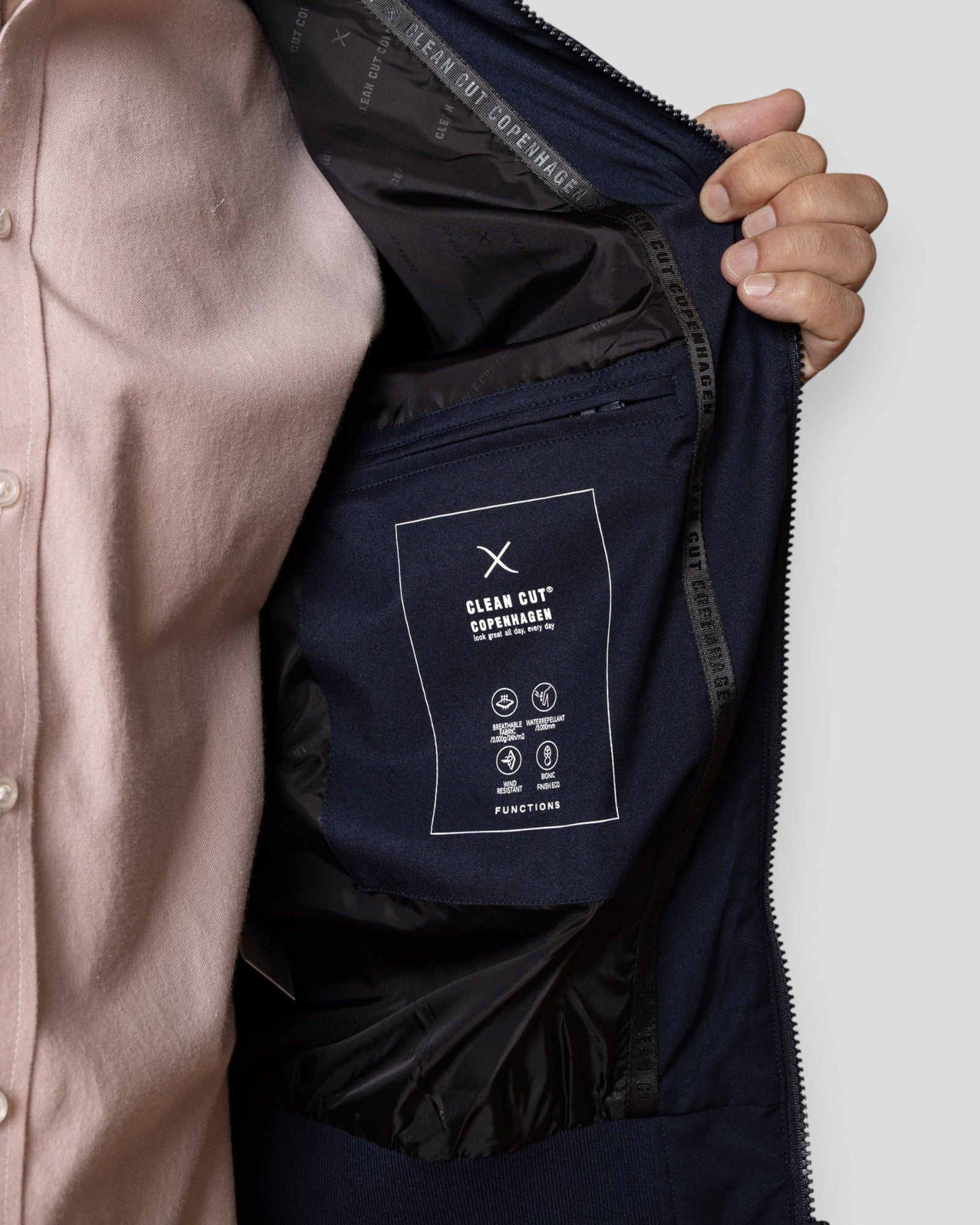 Navy Adam jakke fra Clean Cut Copenhagen vist på model, med lynlås og moderne design.
