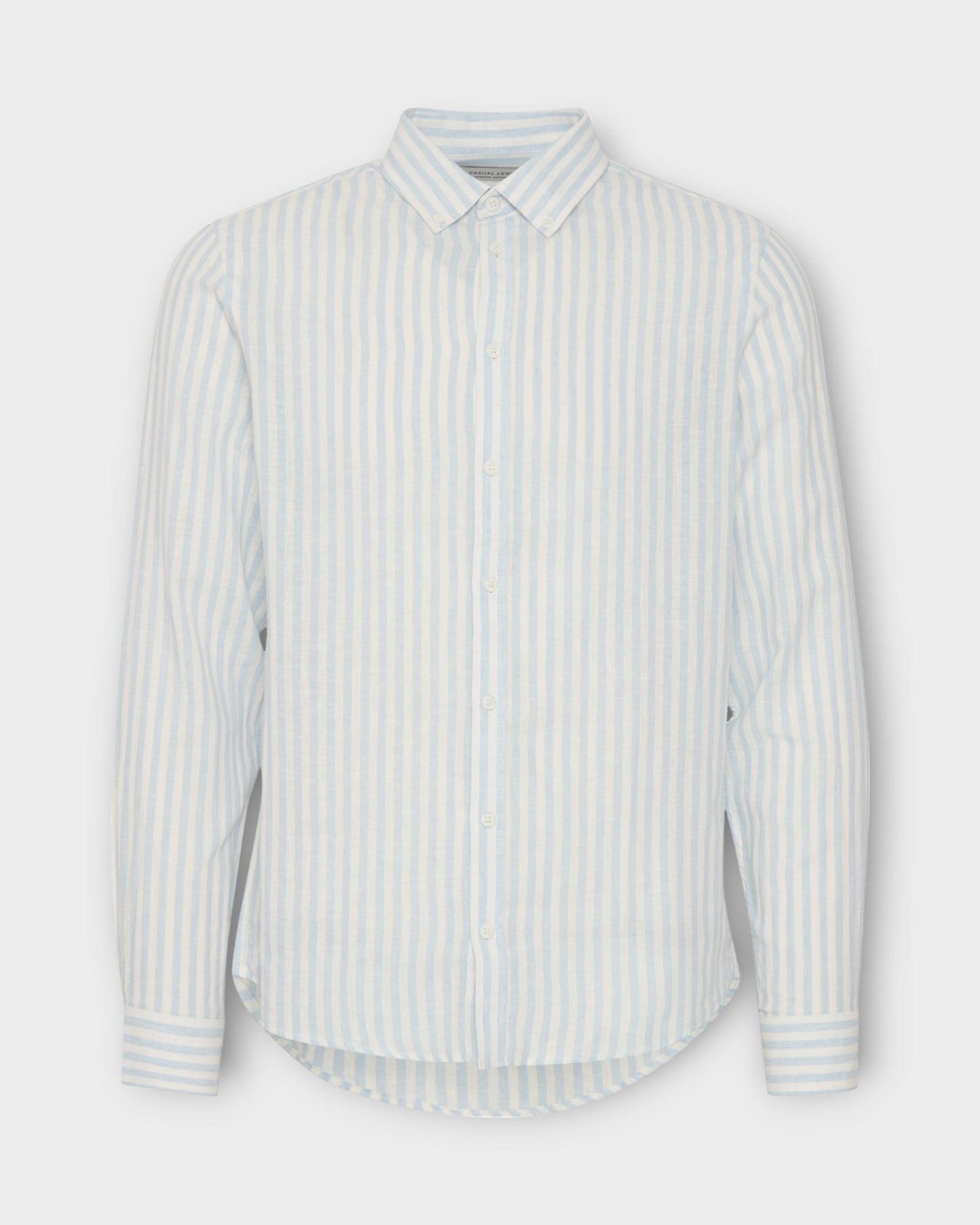 Anton Striped Linen Shirt Chambray Blue fra Casual Friday. Blå og hvid stribet hørskjorte med langt ærme til mænd. Her set forfra.
