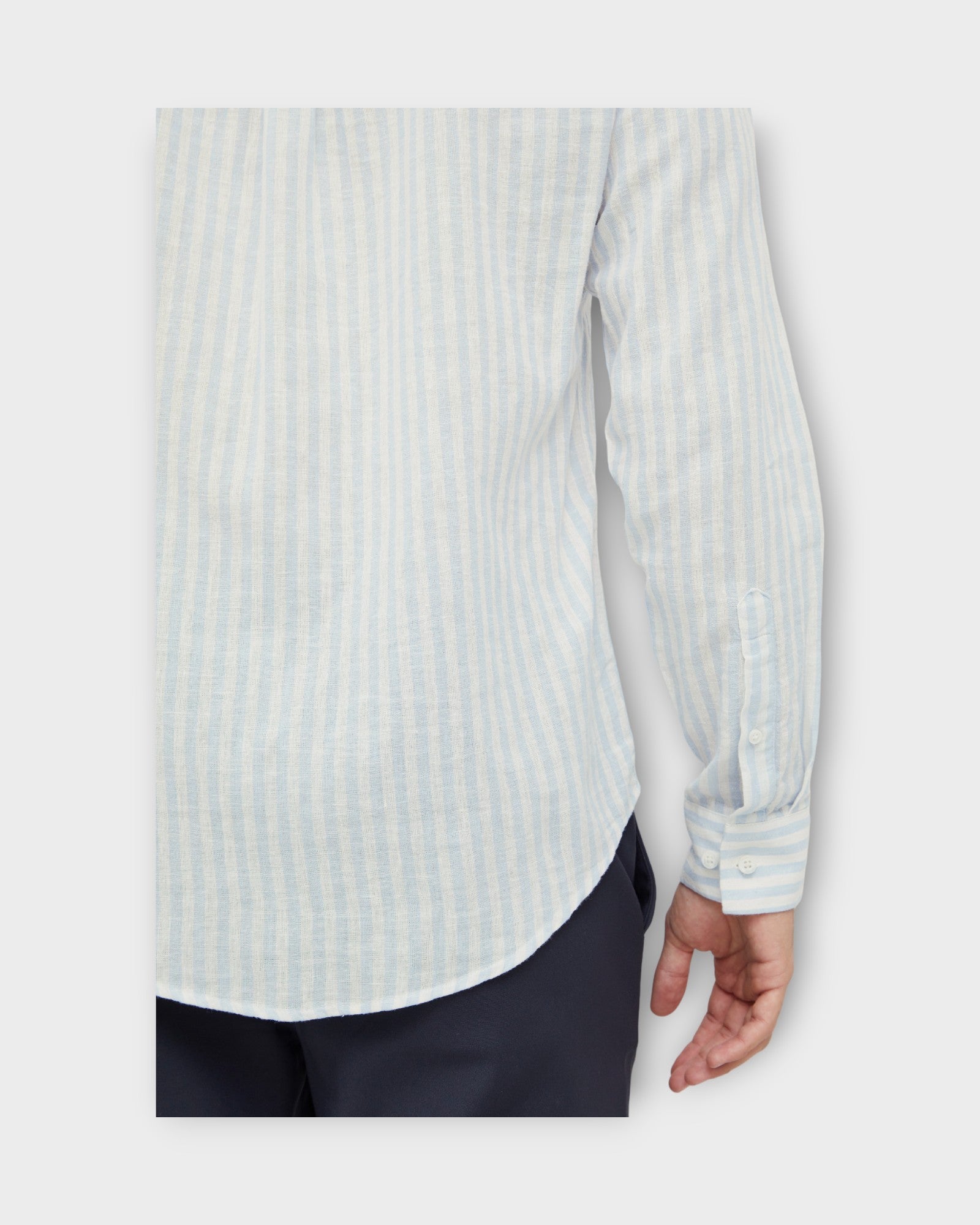 Anton Striped Linen Shirt Chambray Blue fra Casual Friday. Blå og hvid stribet hørskjorte med langt ærme til mænd. Her set på model bagfra.
