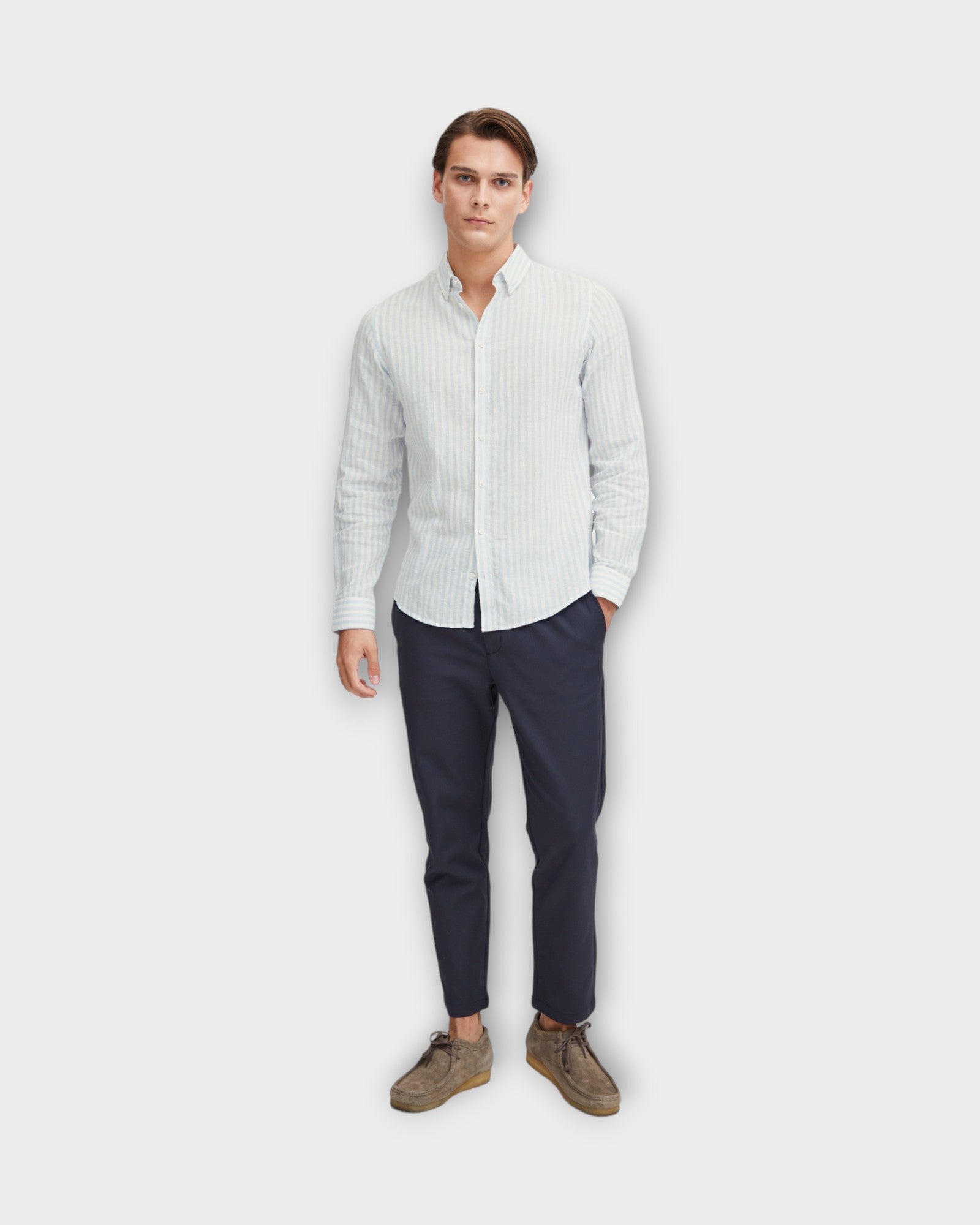 Anton Striped Linen Shirt Chambray Blue fra Casual Friday. Blå og hvid stribet hørskjorte med langt ærme til mænd. Her set på model forfra.