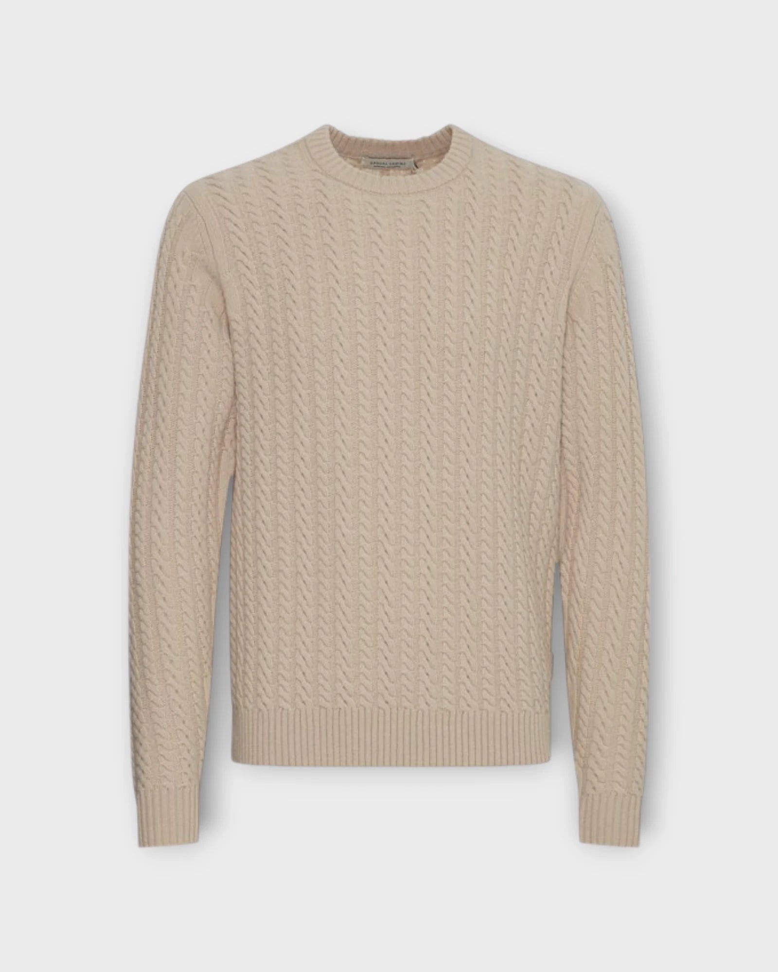 Karl Cable Wool Mix Knit Light Sand - Sandfarvet Casual Friday Kabel Herre Strik. Her set forfra.