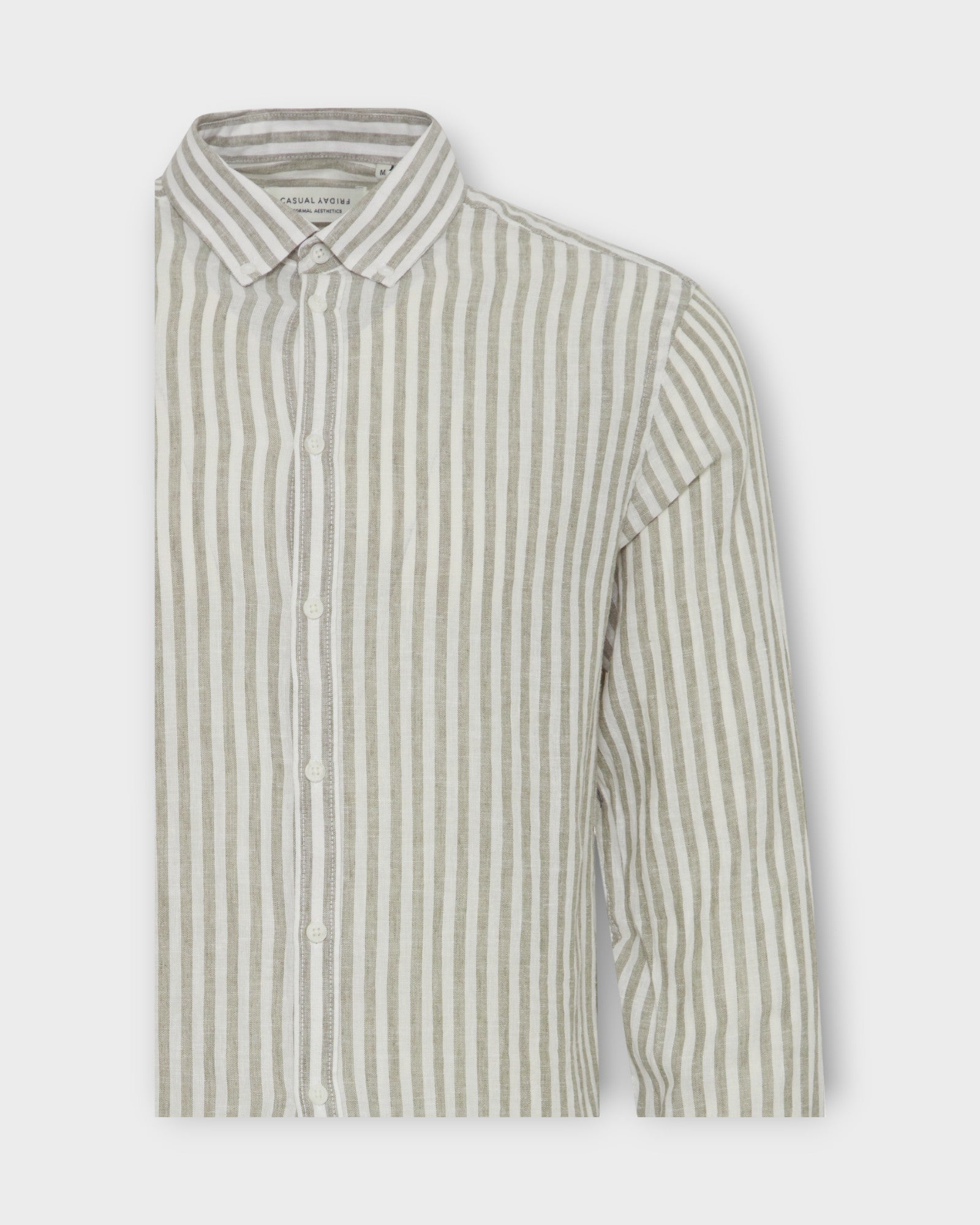Anton Striped Linen Shirt Vetiver fra Casual Friday. Stribet langærmet hørskjorte til mænd. Her set i closeup.
