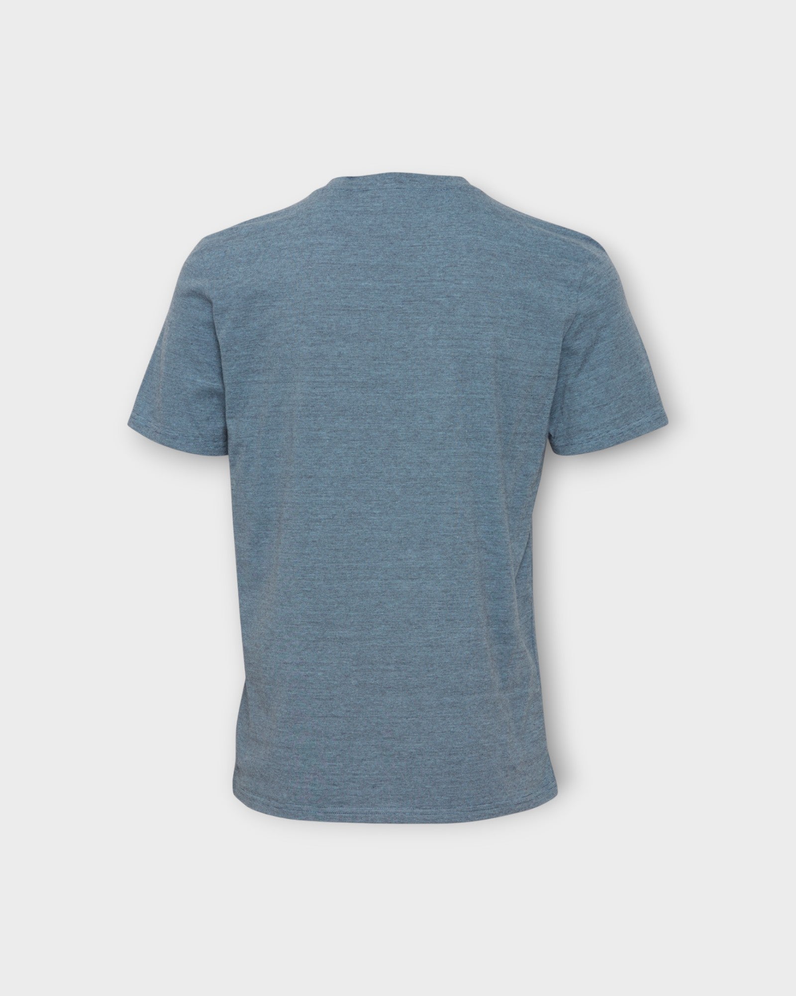 Thor Micro Striped Tee Dusk Blue. Blå Stribet Casual Friday T-shirt til Mænd. Her set bagfra.