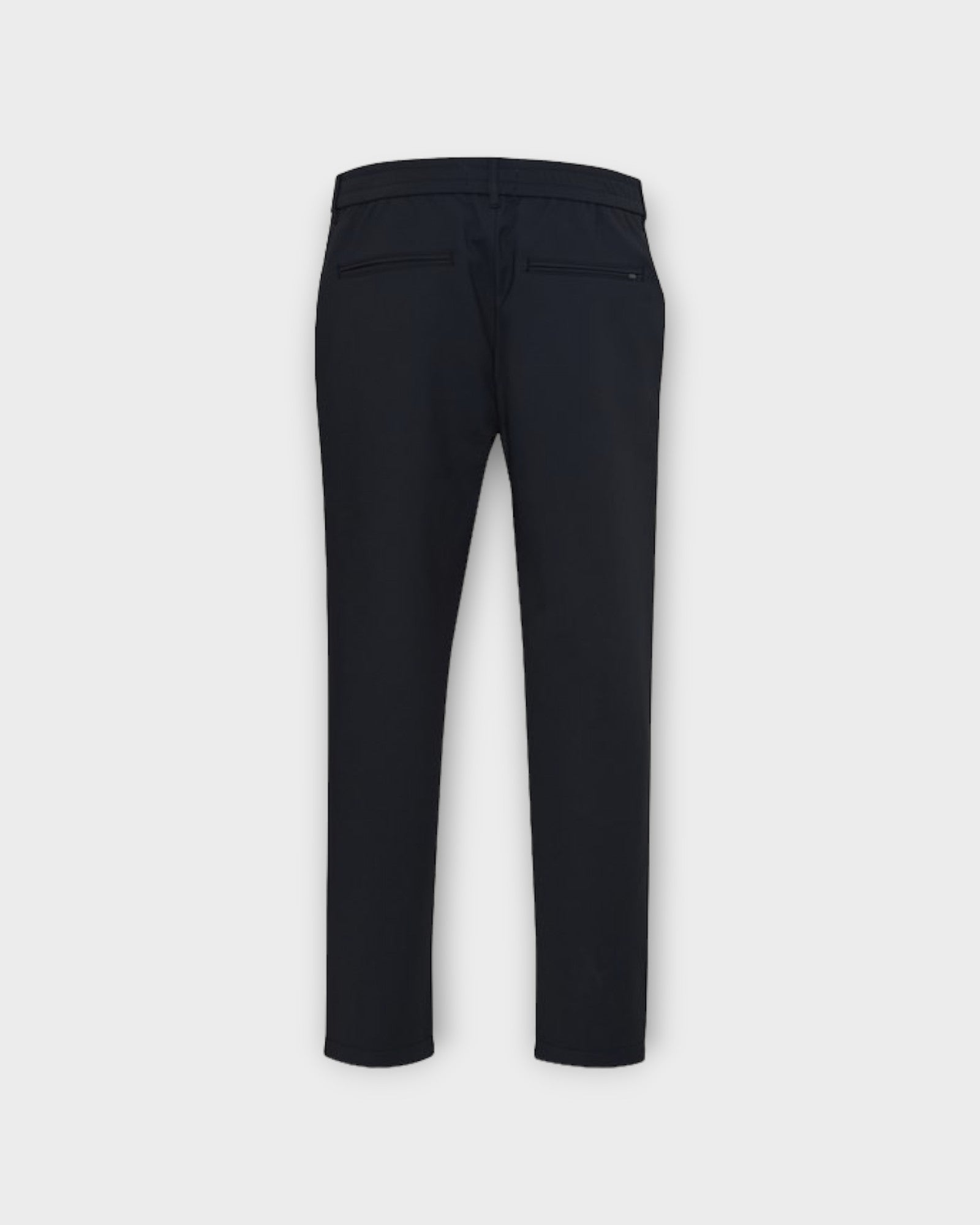 Marc Performance Pants With Pleat Dark Navy - Blå Baggy Casual Friday Bukser til Mænd. Her set bagfra.