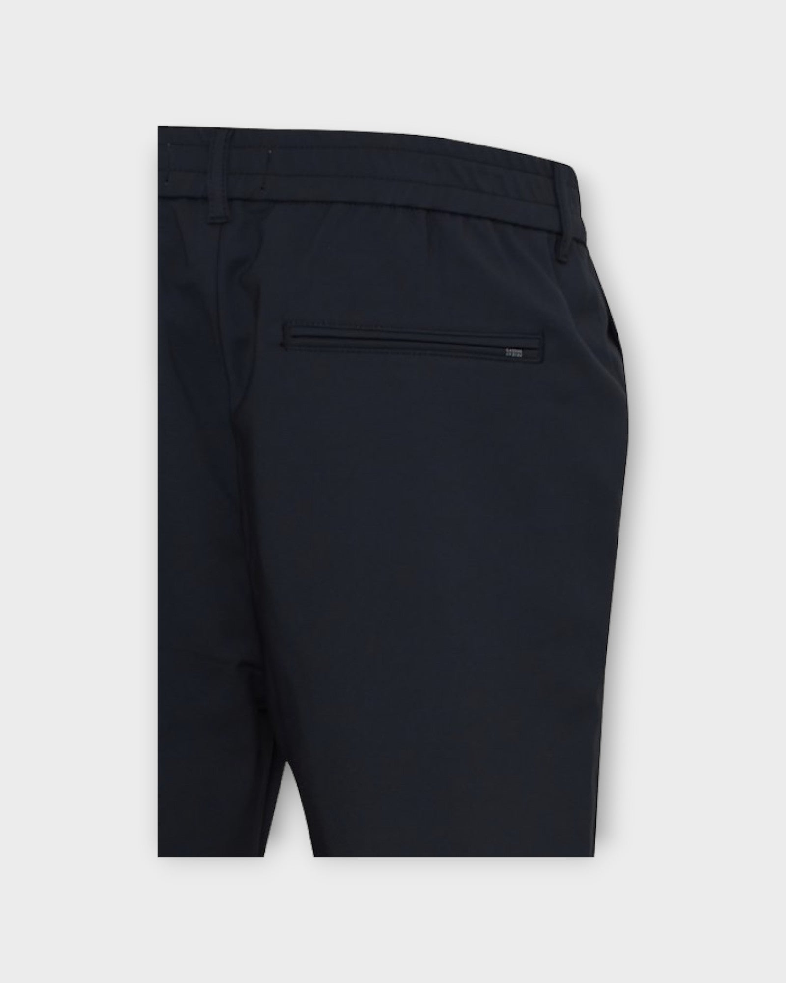 Marc Performance Pants With Pleat Dark Navy - Blå Baggy Casual Friday Bukser til Mænd. Her set i closeup bagfra.