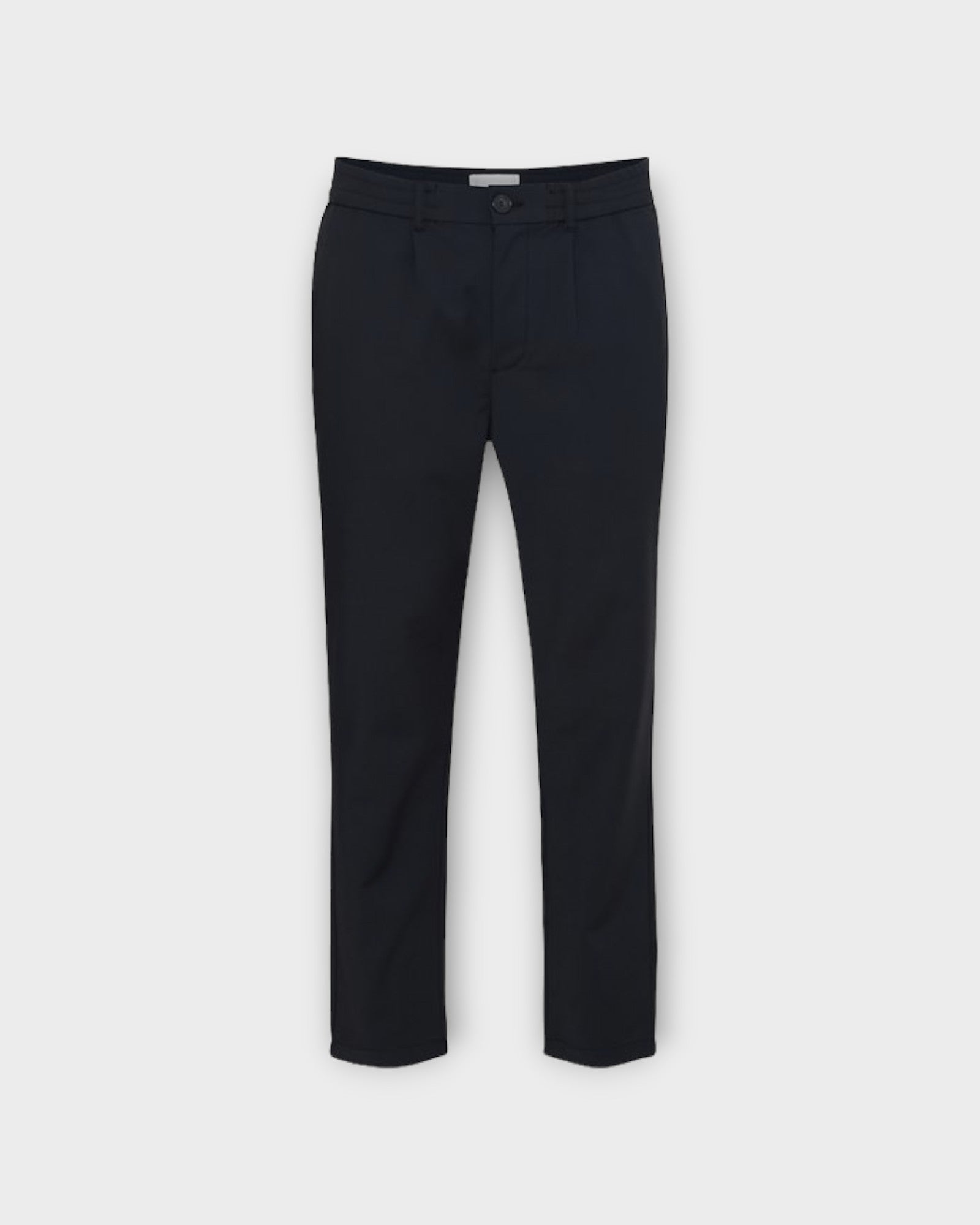 Marc Performance Pants With Pleat Dark Navy - Blå Baggy Casual Friday Bukser til Mænd. Her set forfra.