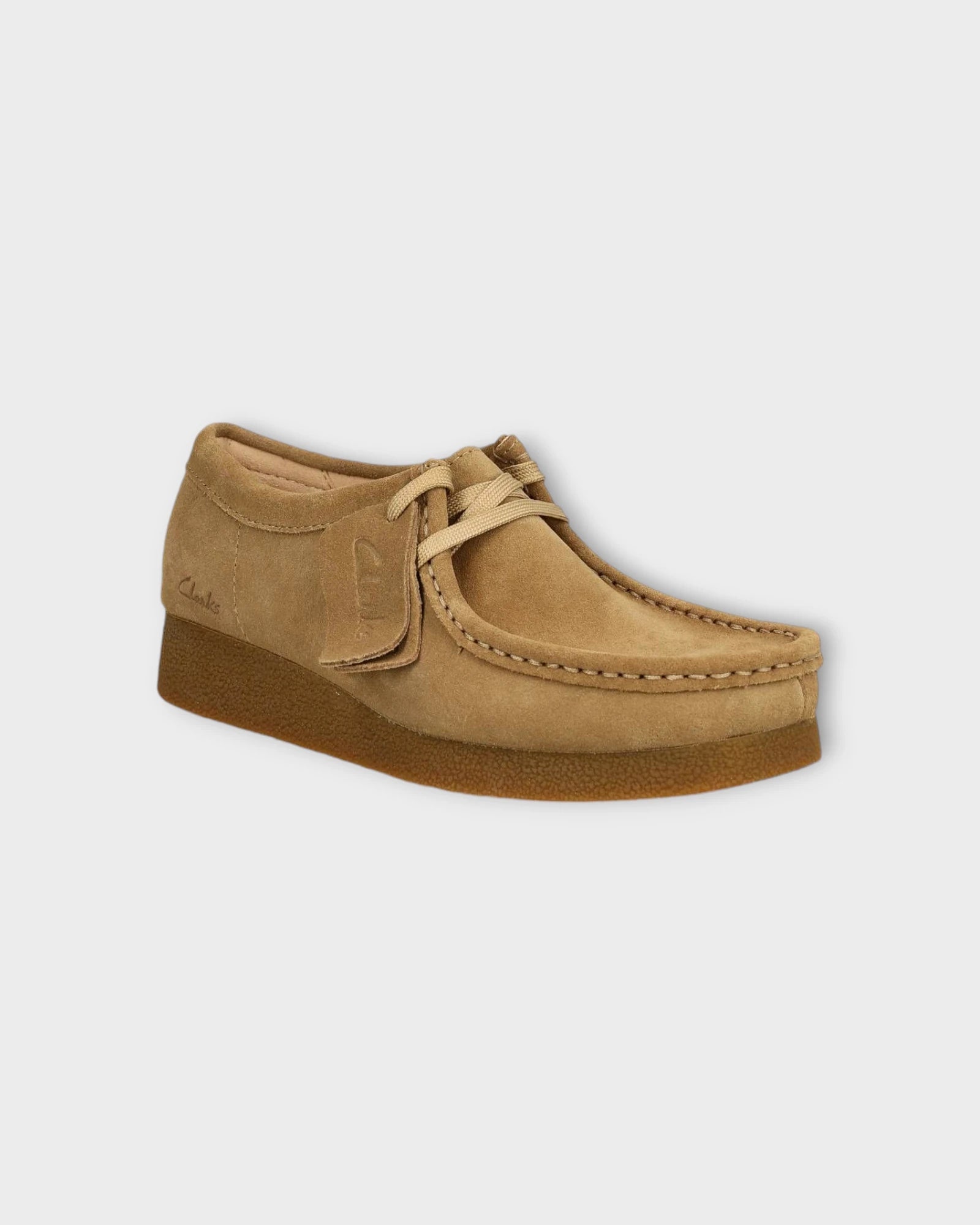 Clarks Wallabee i Dark Sand Suede – stilfuld og komfortabel sko til både mænd og kvinder