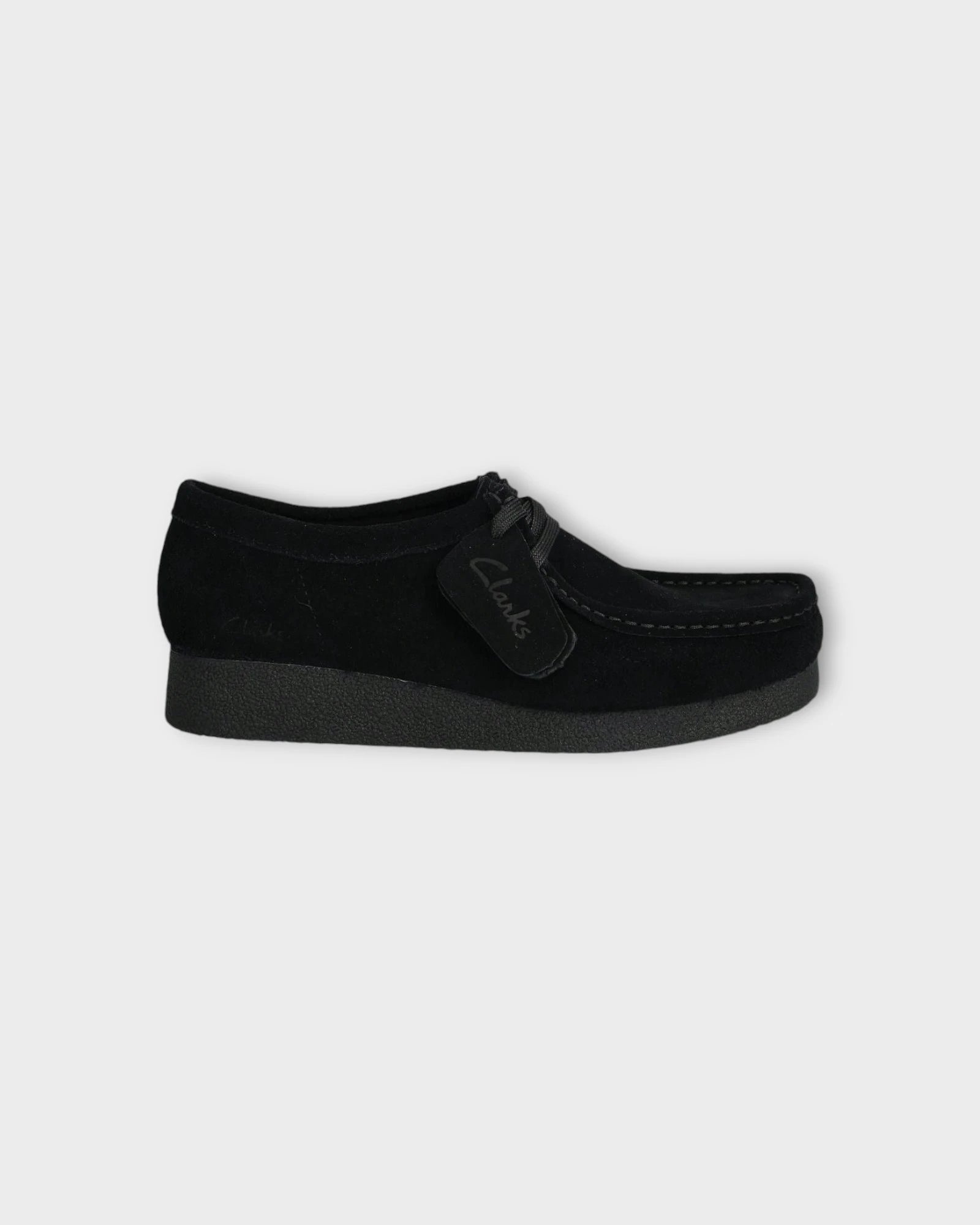 Wallabee EVO Black Suede - Sorte Clarks Ruskindssko til Herre. Her set i closeup.