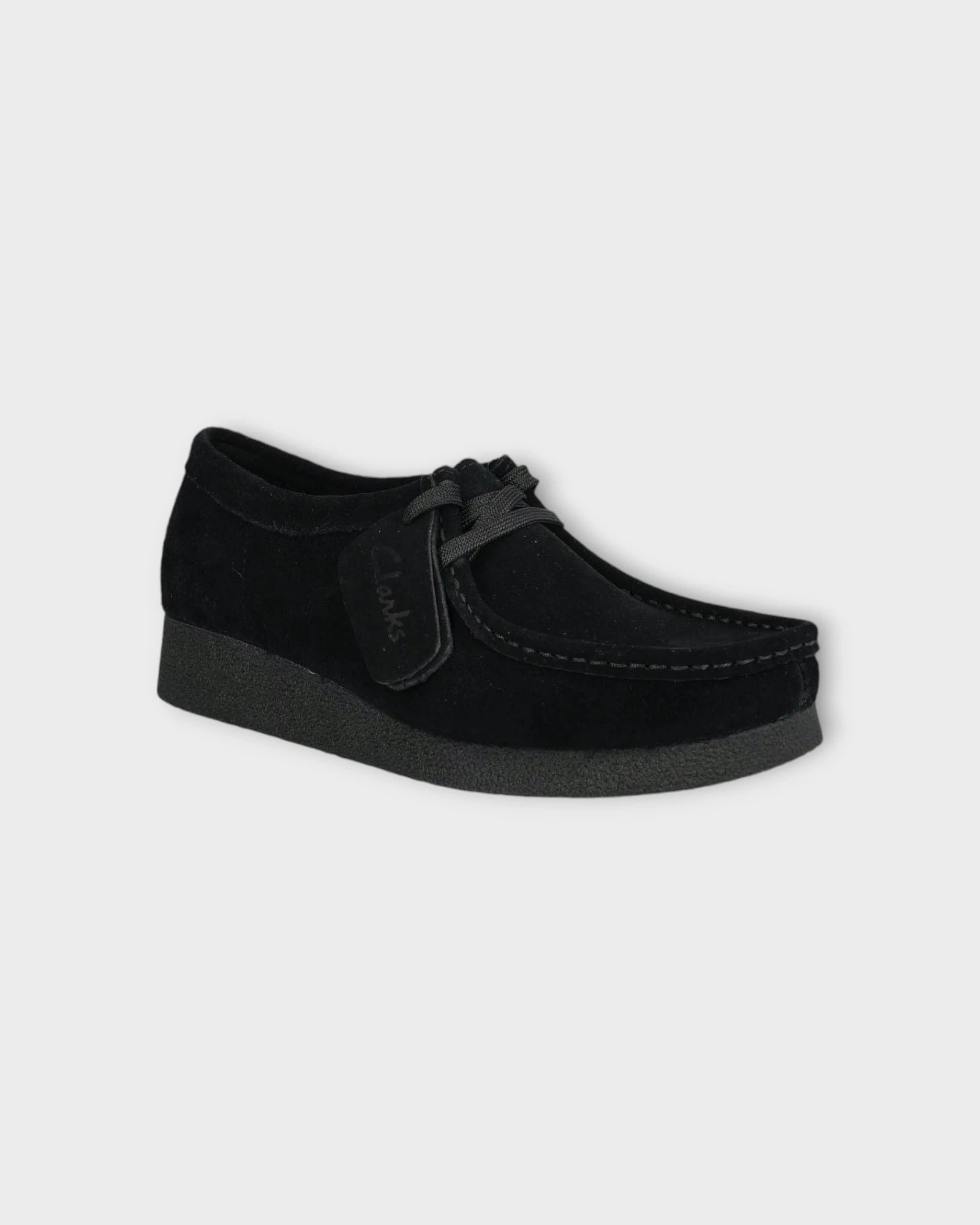 Wallabee EVO Black Suede - Sorte Clarks Ruskindssko til Herre. Her set fra siden.