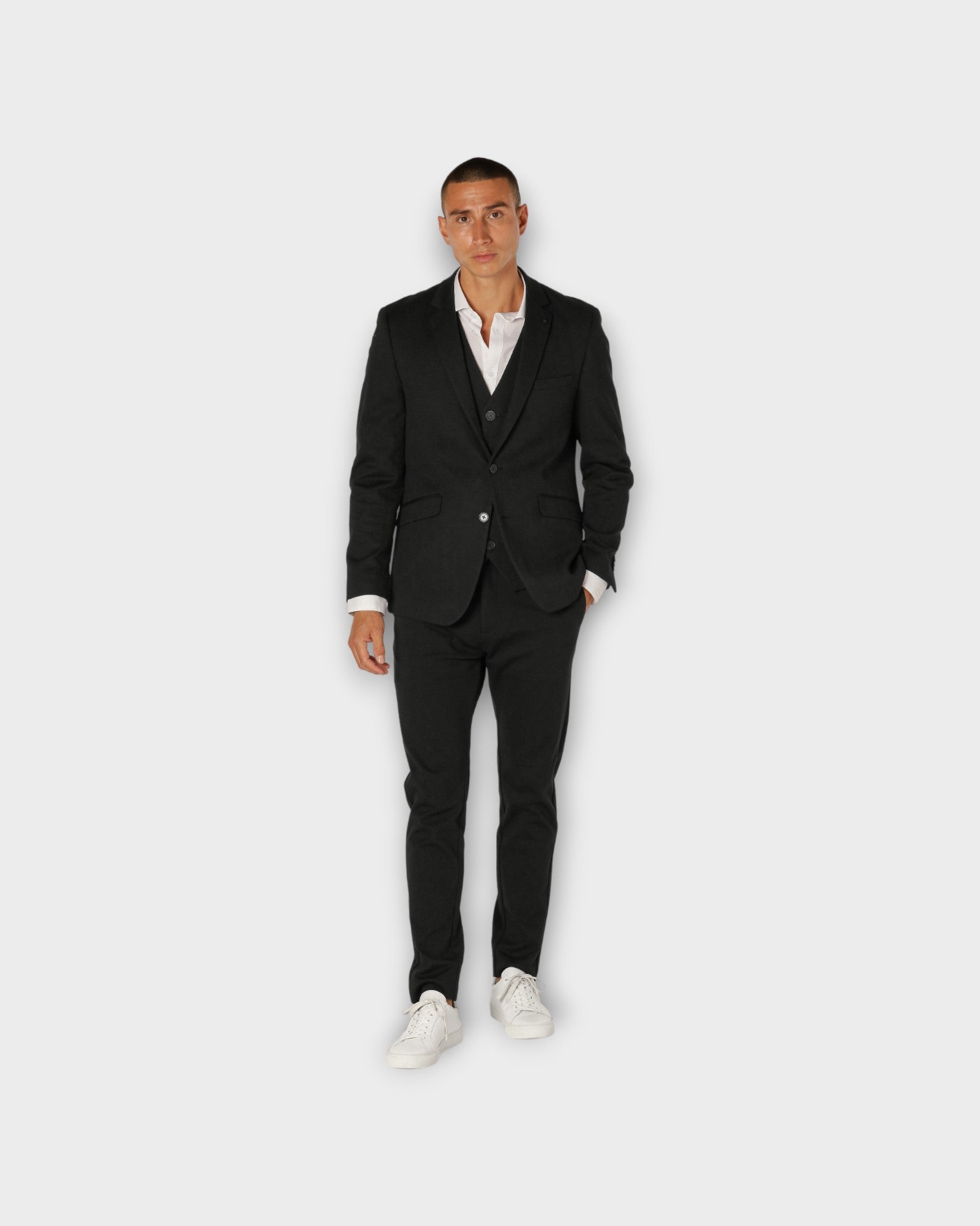 Milano Jersey Blazer Black. Sort Clean Cut Copenhagen stetch Herre Blazer. Her set på model forfra.