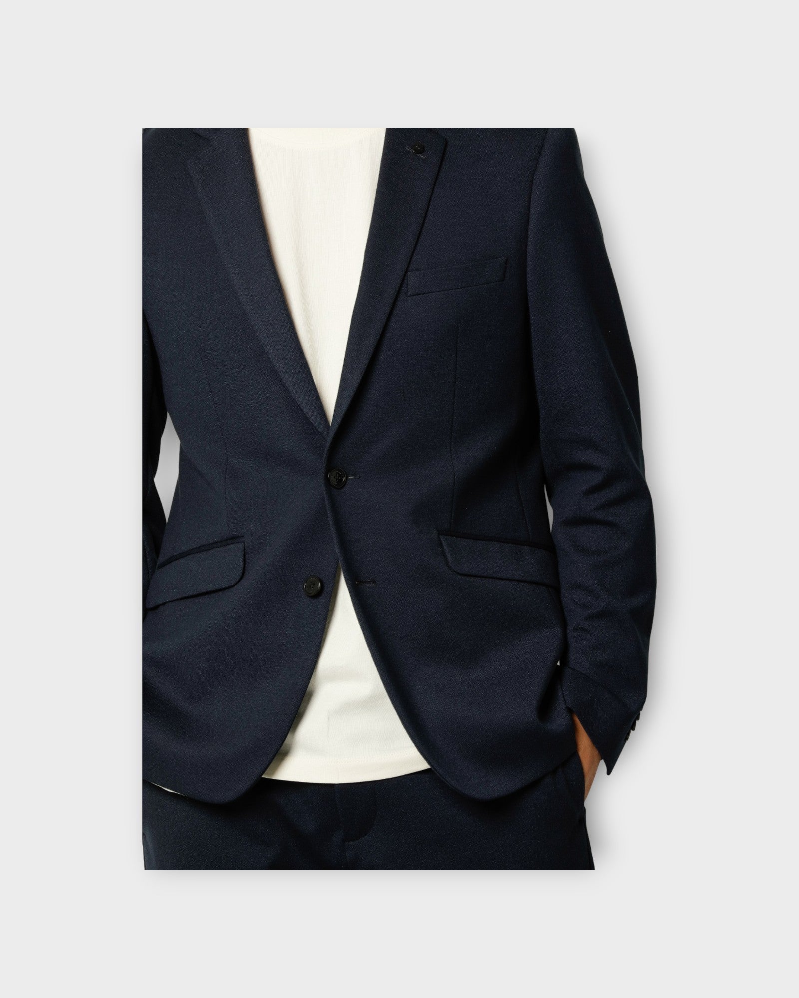 Milano Jersey Blazer Navy. Blå Stretch Herre Blazer fra Clean Cut Copenhagen. Her set i closeup.