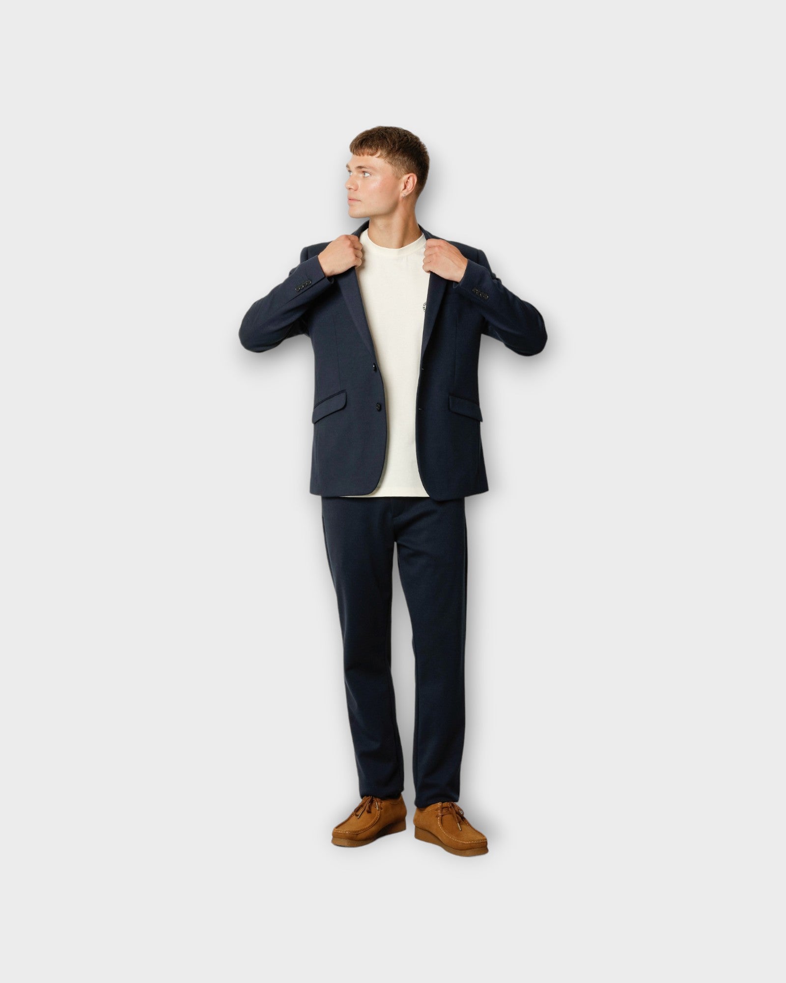 Milano Jersey Blazer Navy. Blå Stretch Herre Blazer fra Clean Cut Copenhagen. Her set på model forfra.