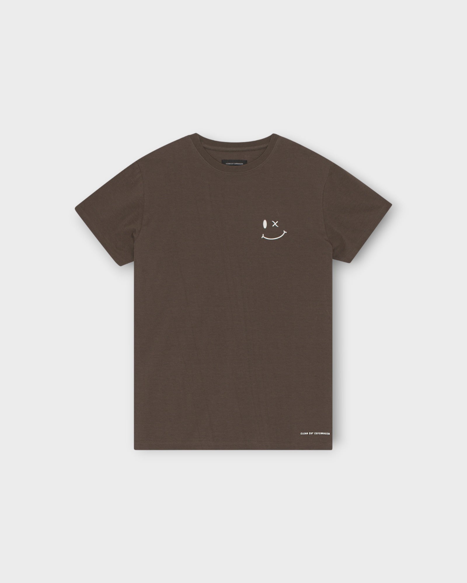 Patrick Organic Tee Dark Brown. Brun Clean Cut Herre T-shirt med smiley logo. Her set forfra.