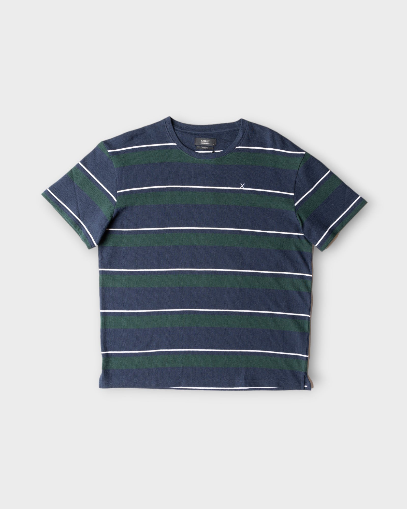 Sigurd T-Shirt Navy/Deep Green Stripe - Blå Stribet Clean Cut Copenhagen Herre T-shirt. Her set forfra.