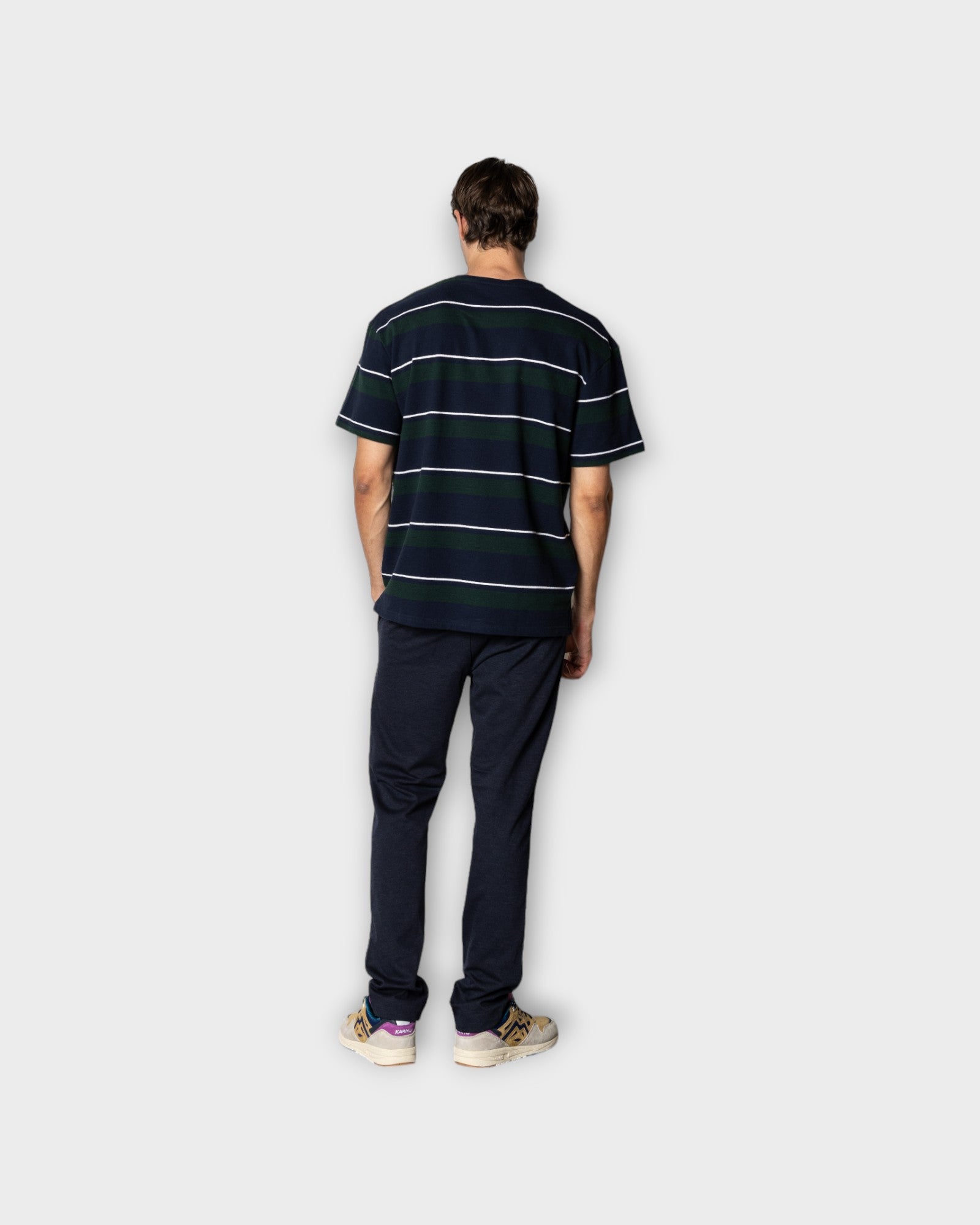 Sigurd T-Shirt Navy/Deep Green Stripe - Blå Stribet Clean Cut Copenhagen Herre T-shirt. Her set på model bagfra.