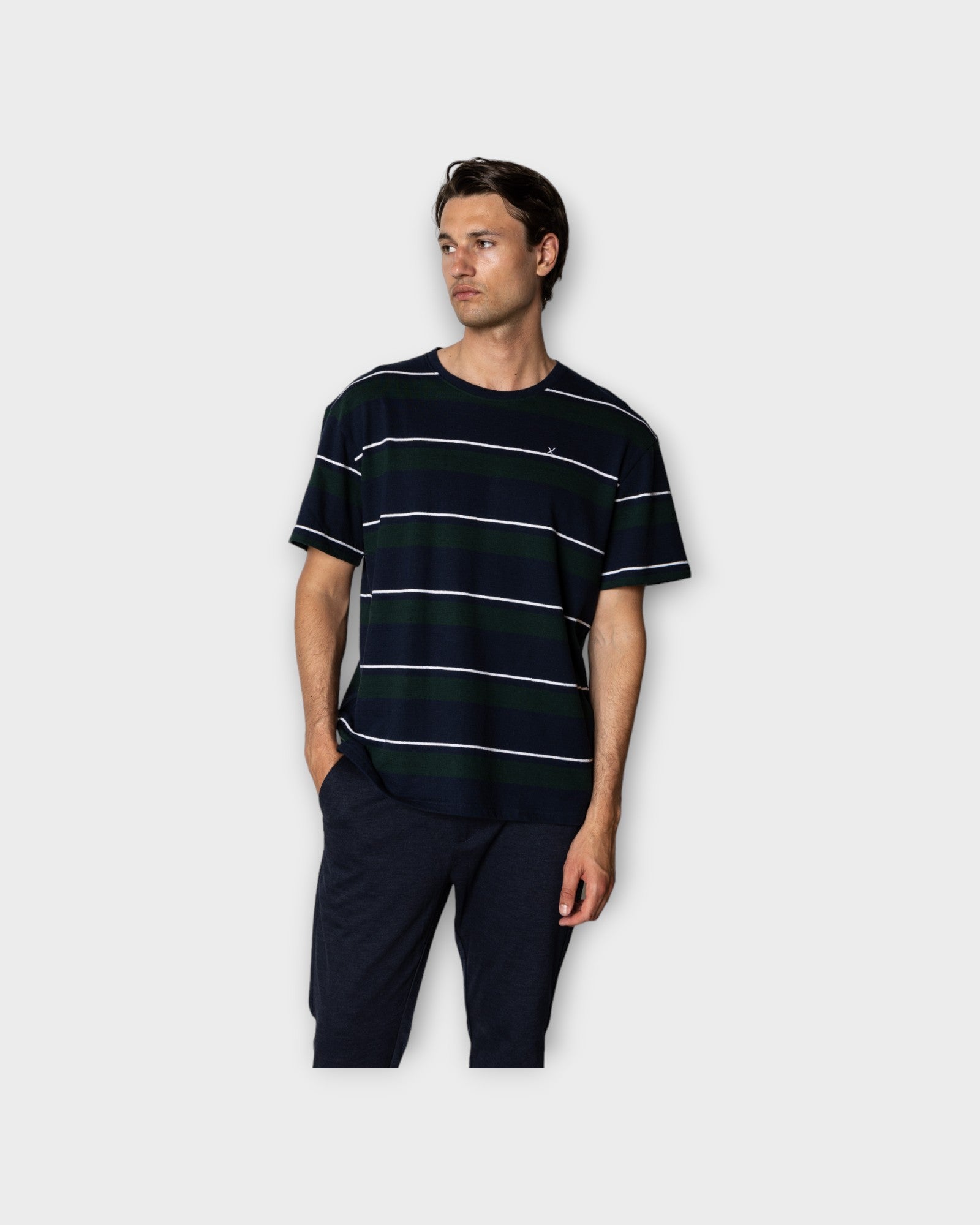 Sigurd T-Shirt Navy/Deep Green Stripe - Blå Stribet Clean Cut Copenhagen Herre T-shirt. Her set på model i closeup.