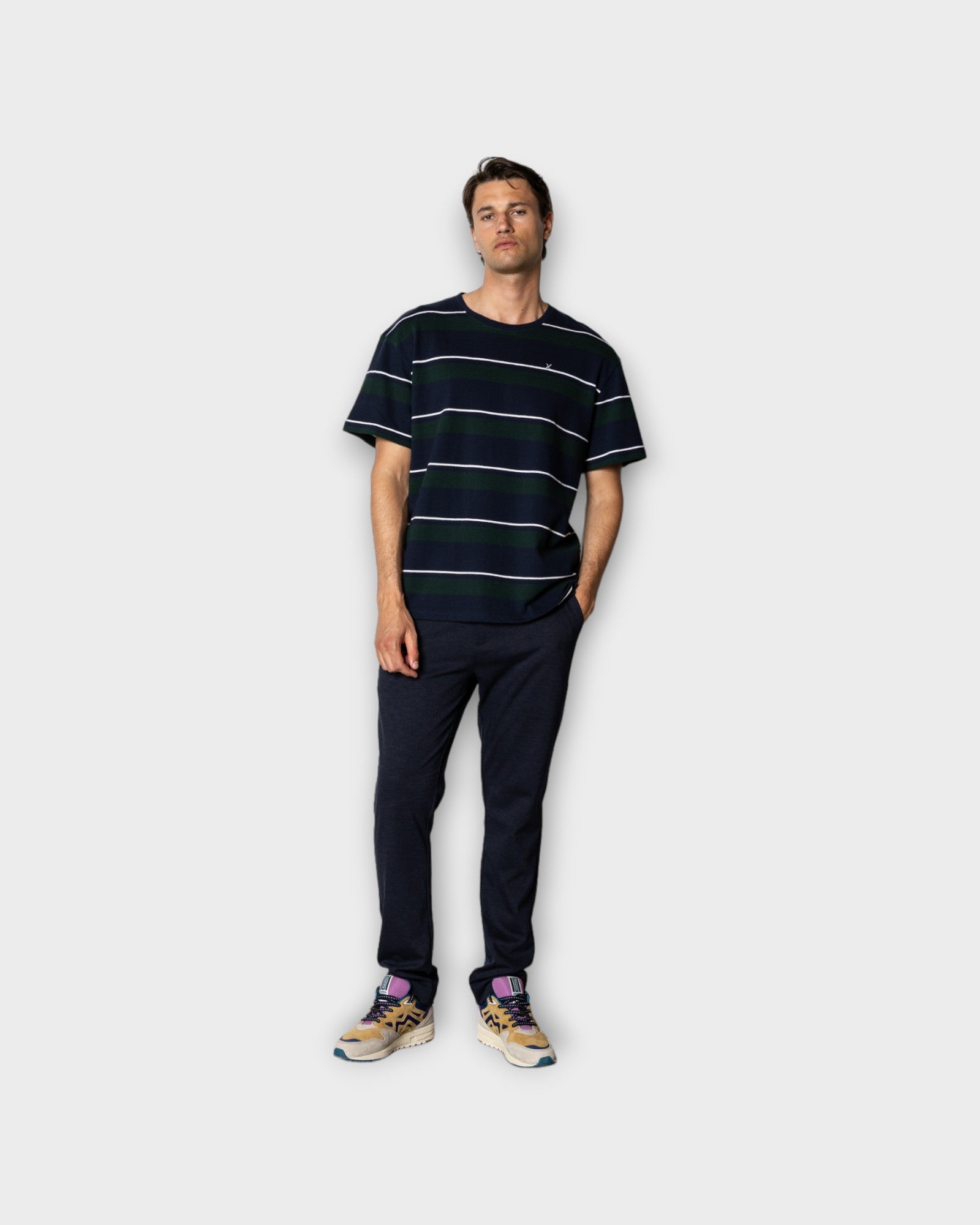 Sigurd T-Shirt Navy/Deep Green Stripe - Blå Stribet Clean Cut Copenhagen Herre T-shirt. Her set på model forfra.