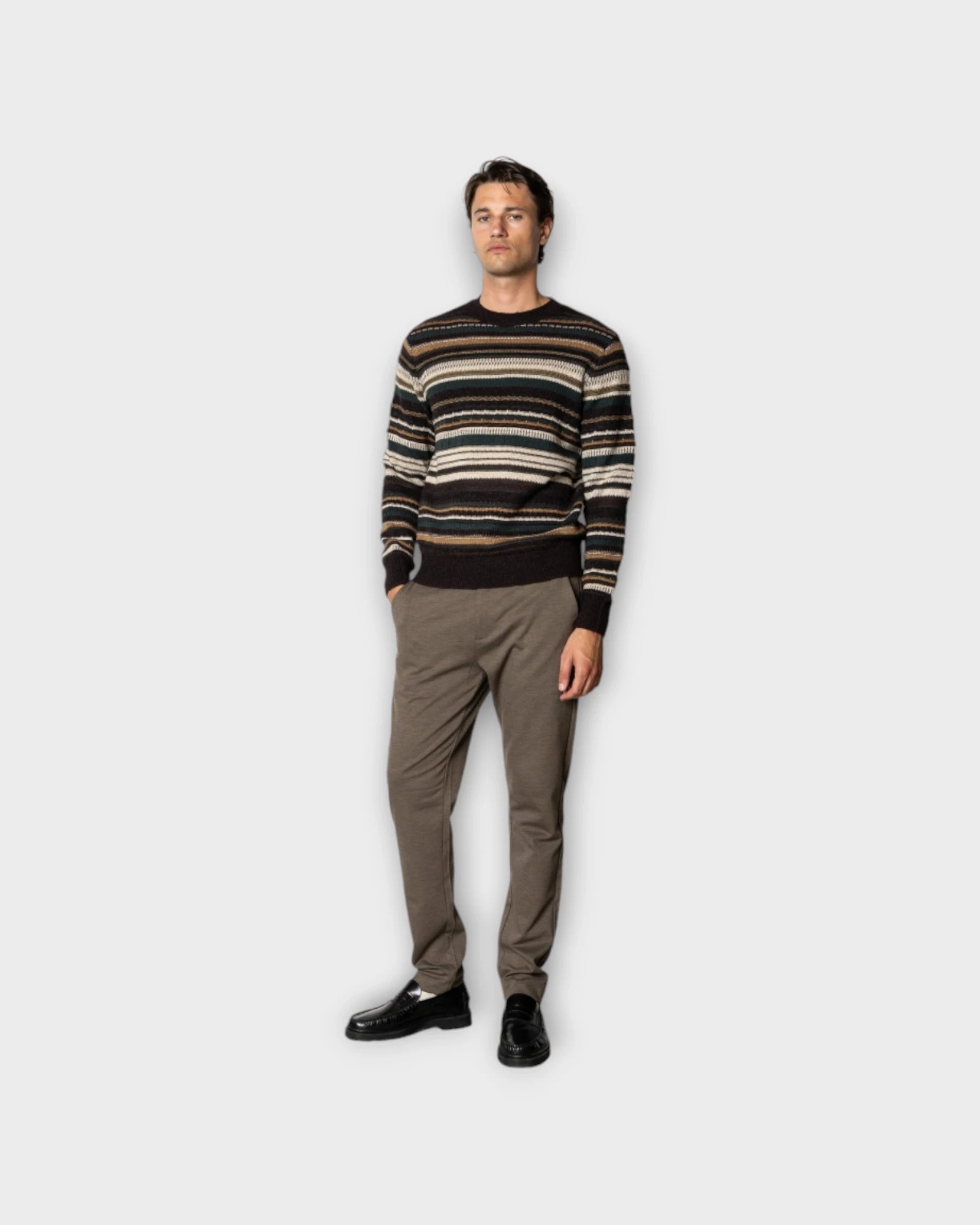 Phillip Wool Knit - Deep Green/Ecru Stripe - Stribet Clean Cut Copenhagen Herre Strik. Her set på model forfra.