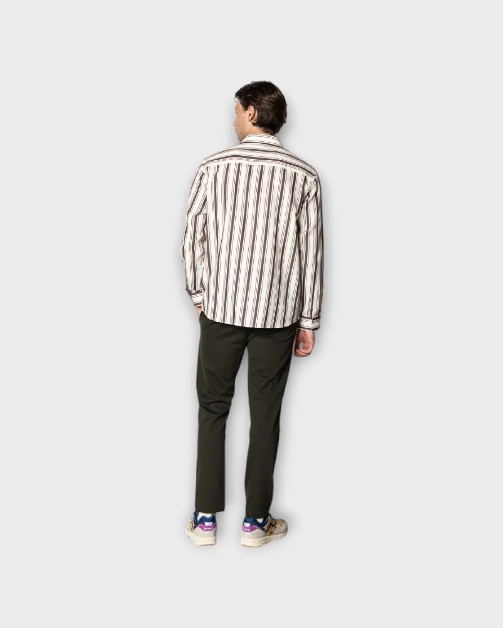 Willum Shirt Ecru/Dark Plum Stripe - Stribet Clean Cut Herre Skjorte. Her set på model bagfra.