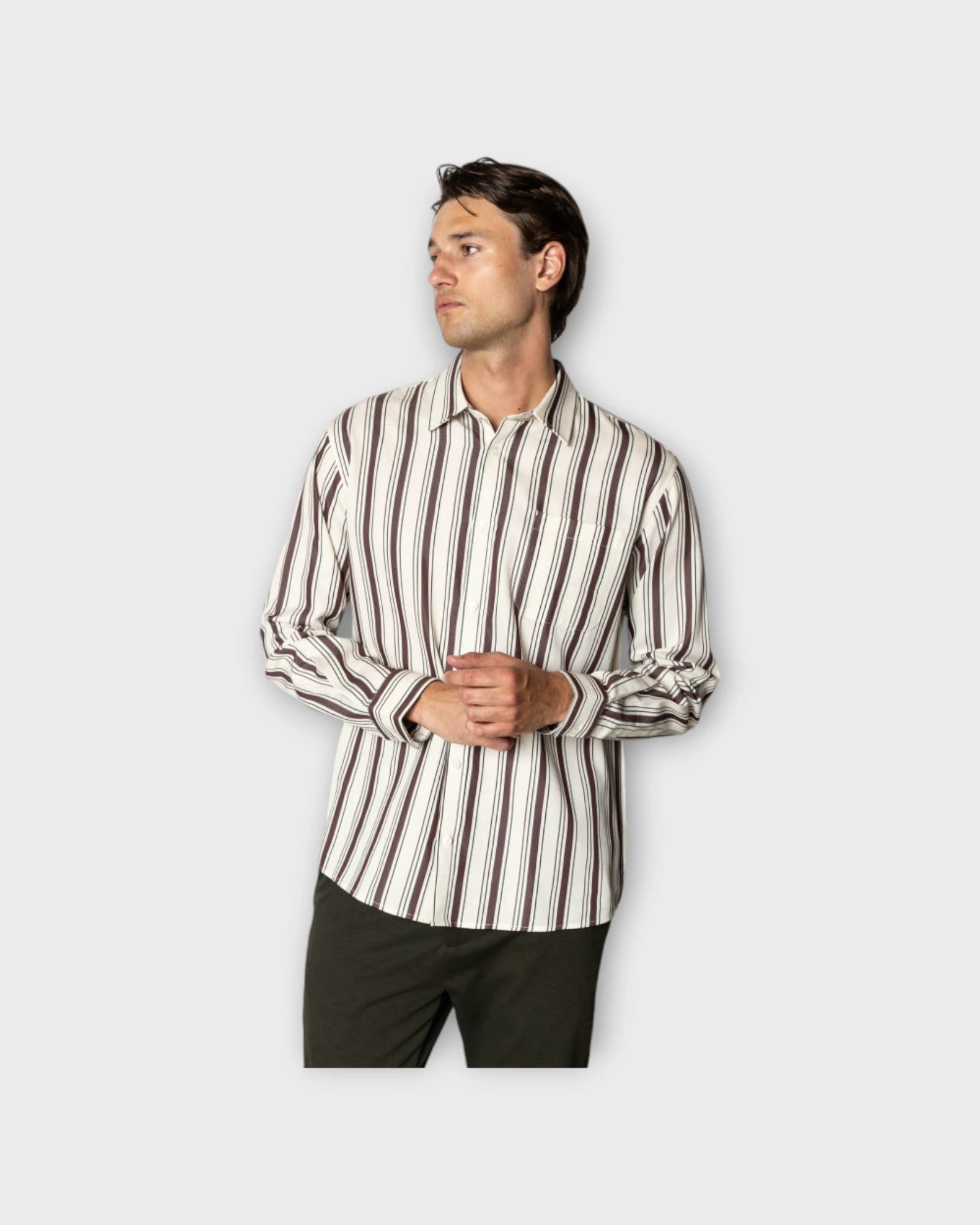 Willum Shirt Ecru/Dark Plum Stripe - Stribet Clean Cut Herre Skjorte. Her set på model forfra.