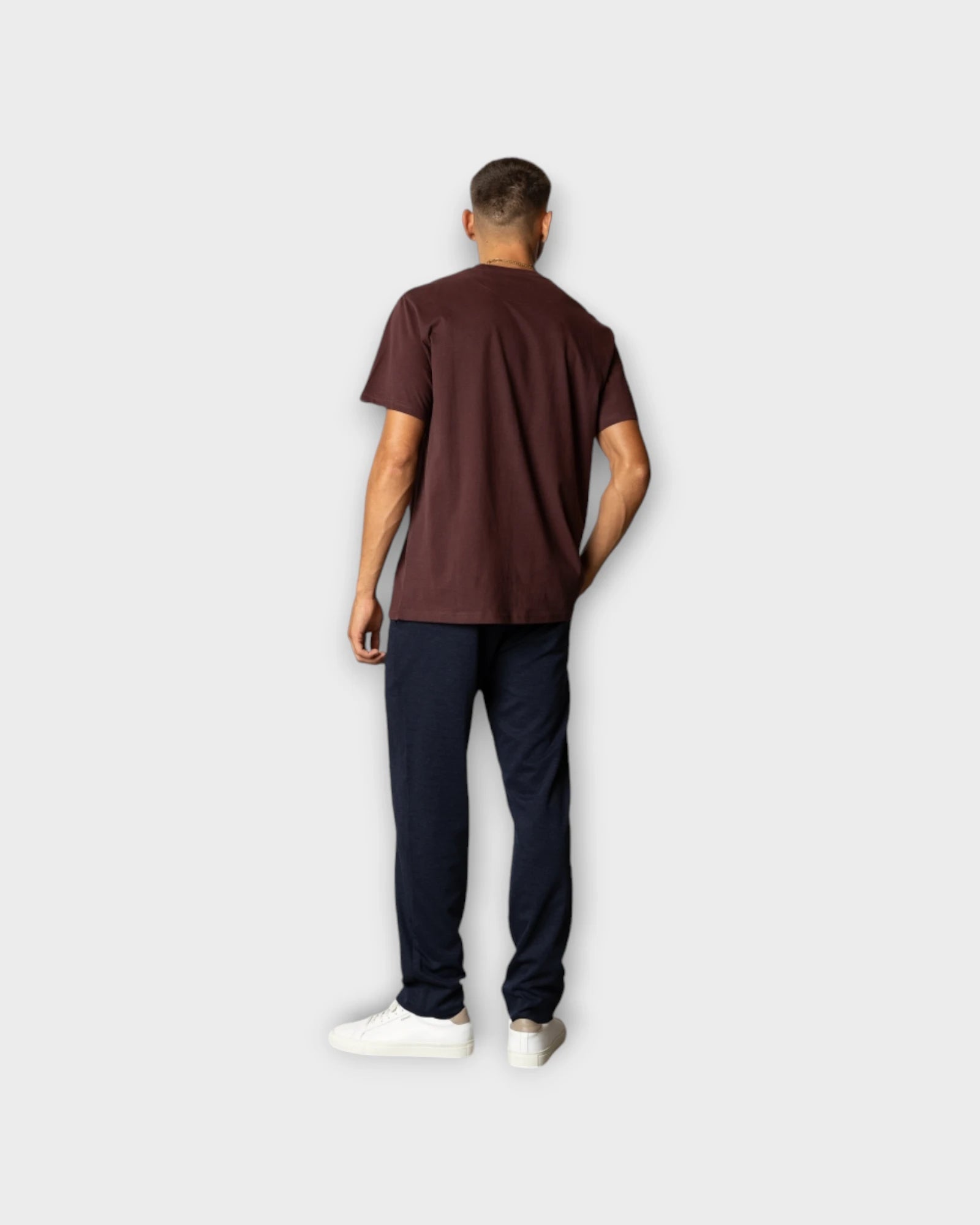 Cohen Brushed Tee SS Dark Plum - Bordeaux Clean Cut Copenhagen Herre T-shirt. Her set på model bagfra.