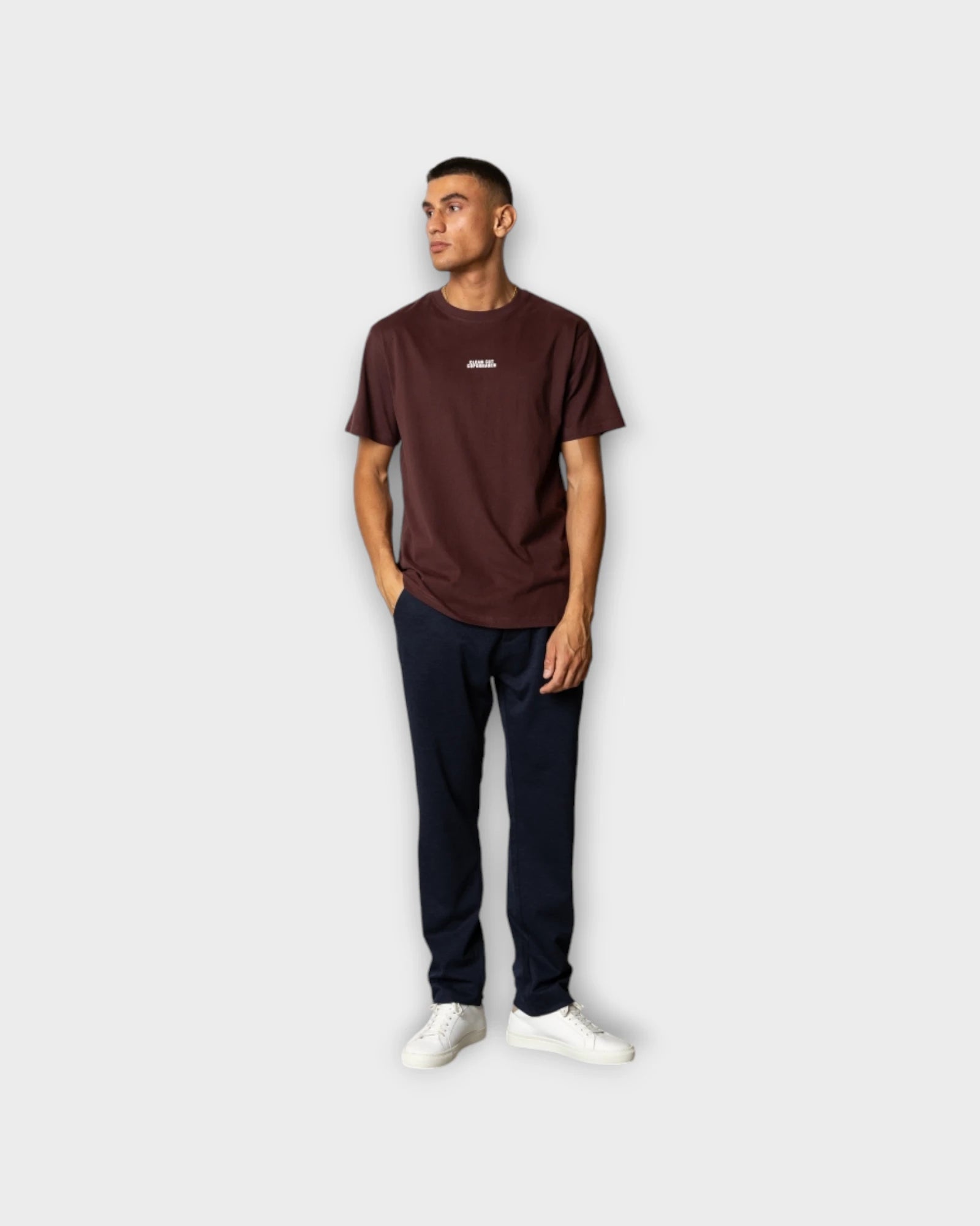 Cohen Brushed Tee SS Dark Plum - Bordeaux Clean Cut Copenhagen Herre T-shirt. Her set på model forfra.