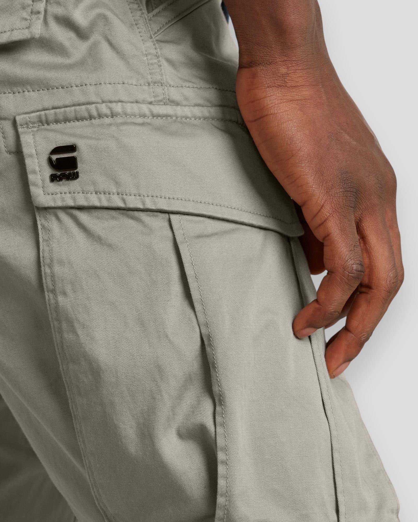 G-Star RAW Rovic Zip 3D Regular Tapered tracksæts i elefanthud med lynlåse, afslappet pasform og moderne design.