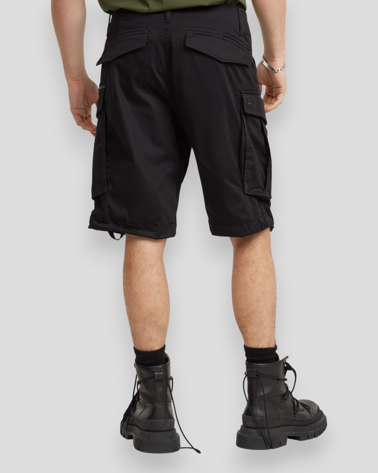 Sort G-STAR RAW Rovic Zip Relaxed Shorts, casual shorts med lynlåslukning og afslappet pasform, vist på model.