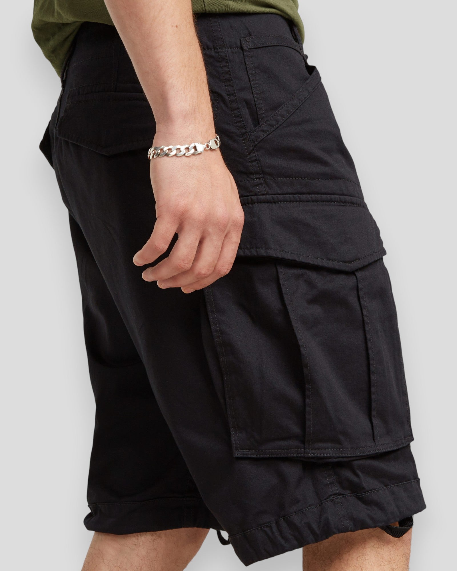 Sort G-STAR RAW Rovic Zip Relaxed Shorts, afslappede shorts med lynlåsdetaljer, vist i billedet.