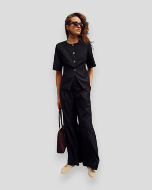 Sort Noella Kasaundra dameblazer, elegant og moderne, vist på model med afslappet pasform og klassisk revers.