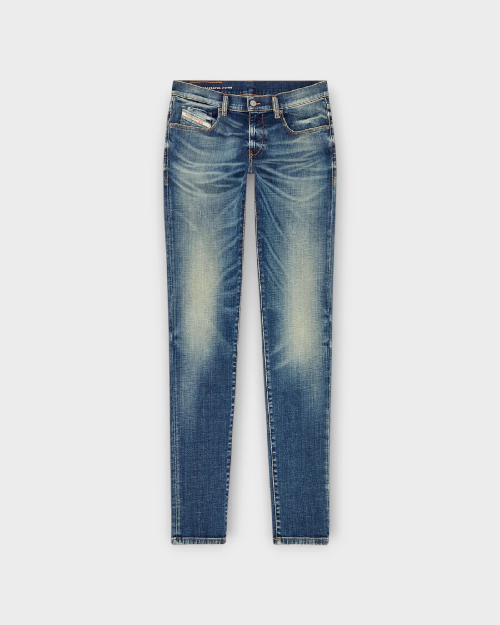 2019 D-Strukt Jeans Mid Blue Denim - Forvasket Slim Fit Diesel Jeans til Mænd. Her set forfra.