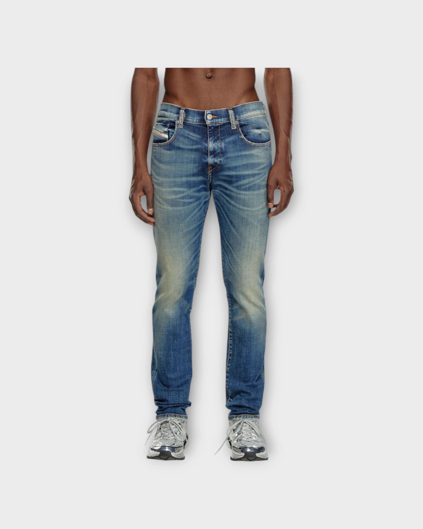 2019 D-Strukt Jeans Mid Blue Denim - Forvasket Slim Fit Diesel Jeans til Mænd. Her set på model forfra.