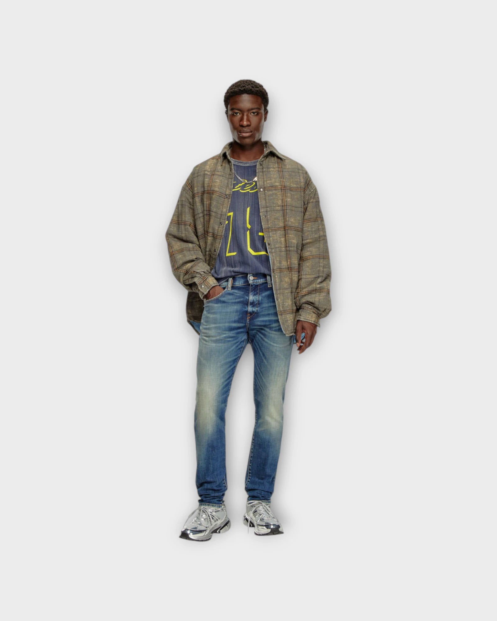 2019 D-Strukt Jeans Mid Blue Denim - Forvasket Slim Fit Diesel Jeans til Mænd. Her set på model i fuld figur.