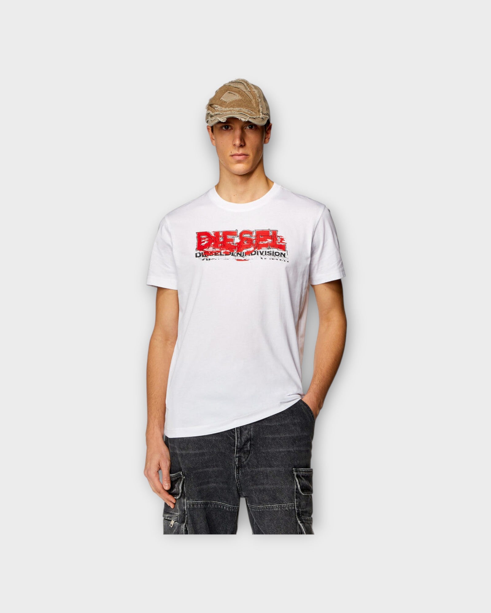 Diegor Tee White - Hvid Printet Diesel Logo T-shirt til Mænd. Her set på model forfra.