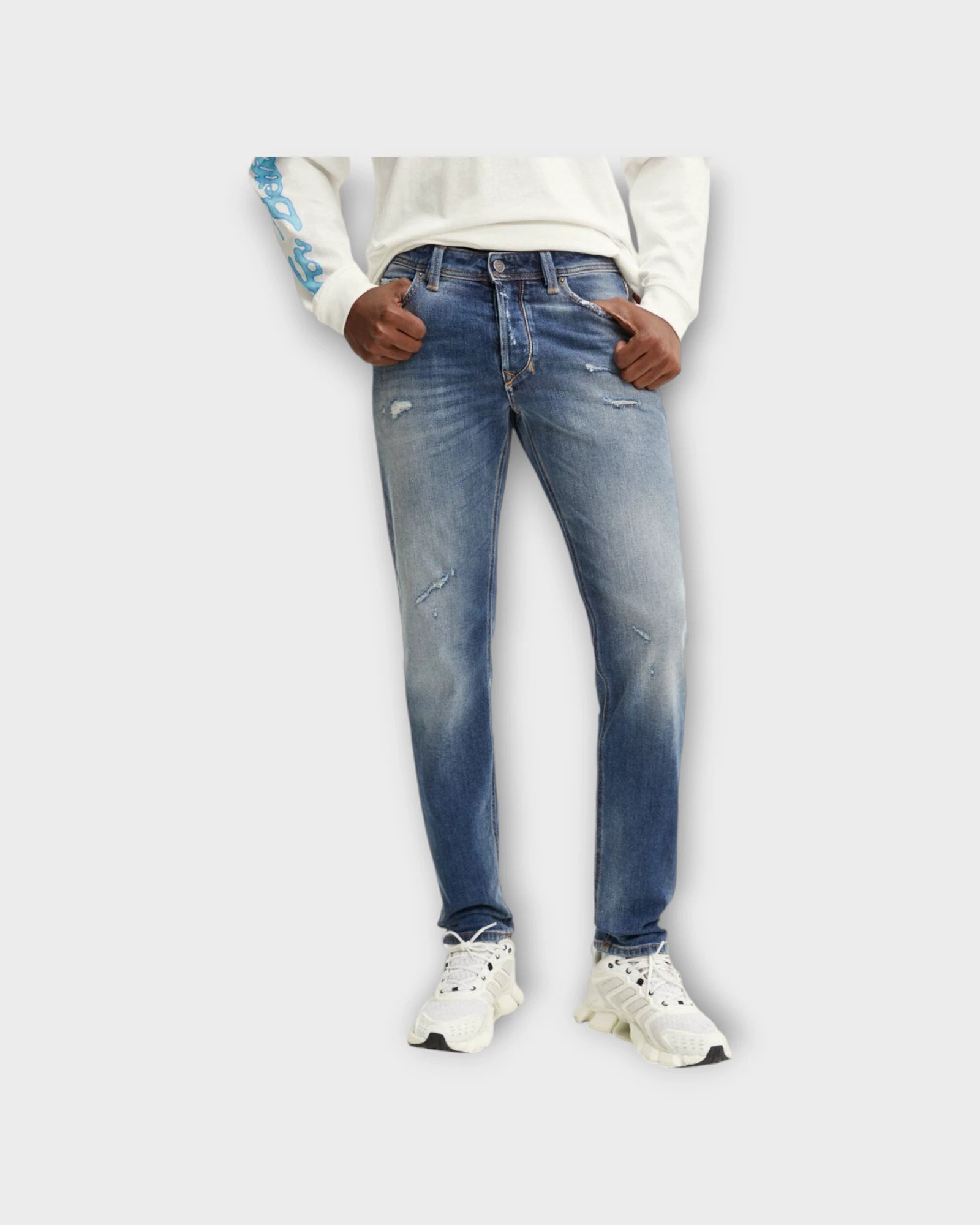 Larkee Beex Jeans Medium Blue Washed Denim - Regular tapered forvasket Diesel Jeans til Herre. Her set forfra.